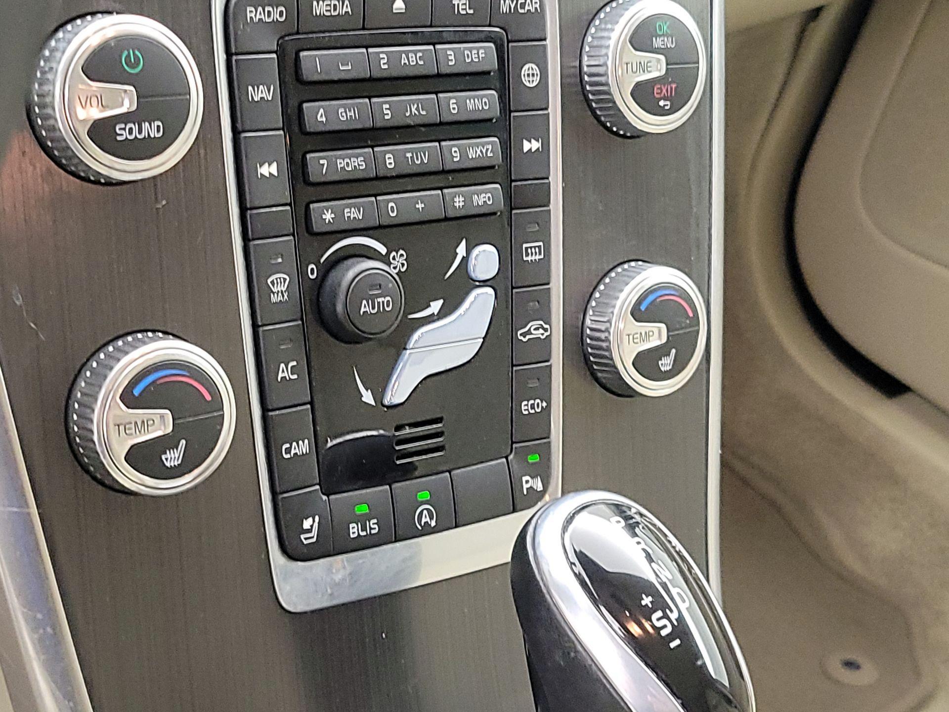 Thumbnail: 2016 Volvo XC60 - 17
