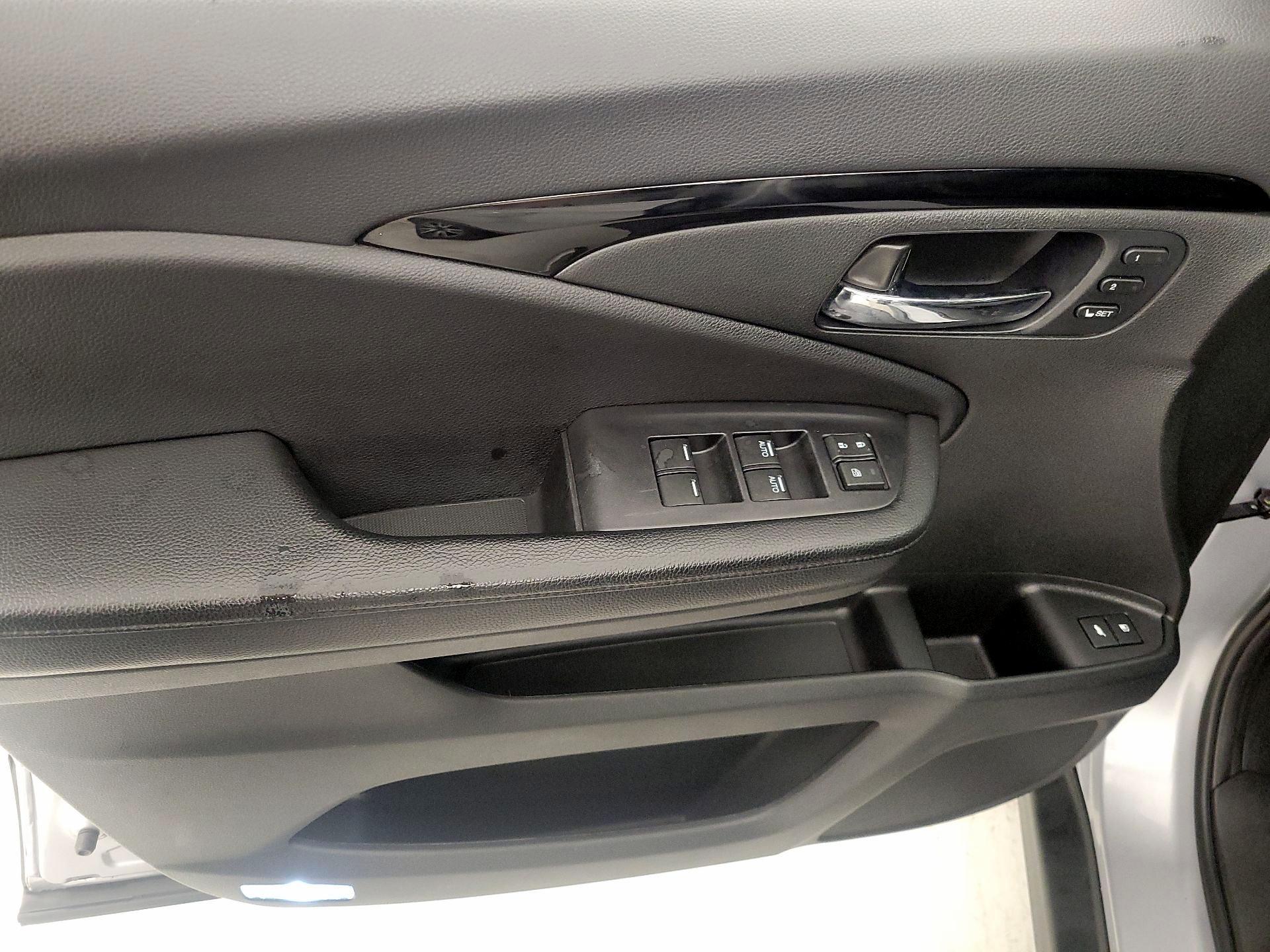 Thumbnail: 2019 Honda Pilot - 12