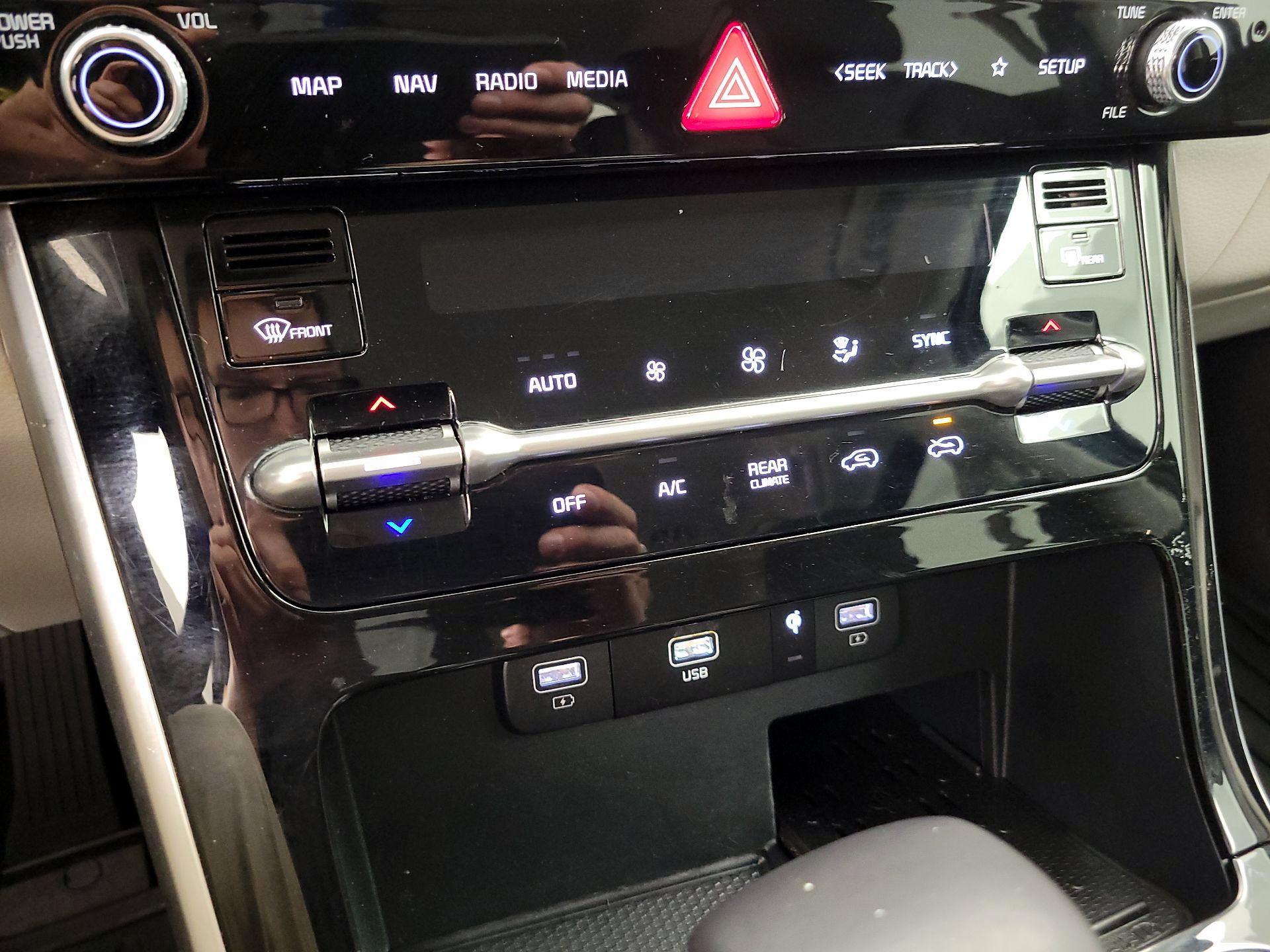 Thumbnail: 2023 Kia Carnival - 17