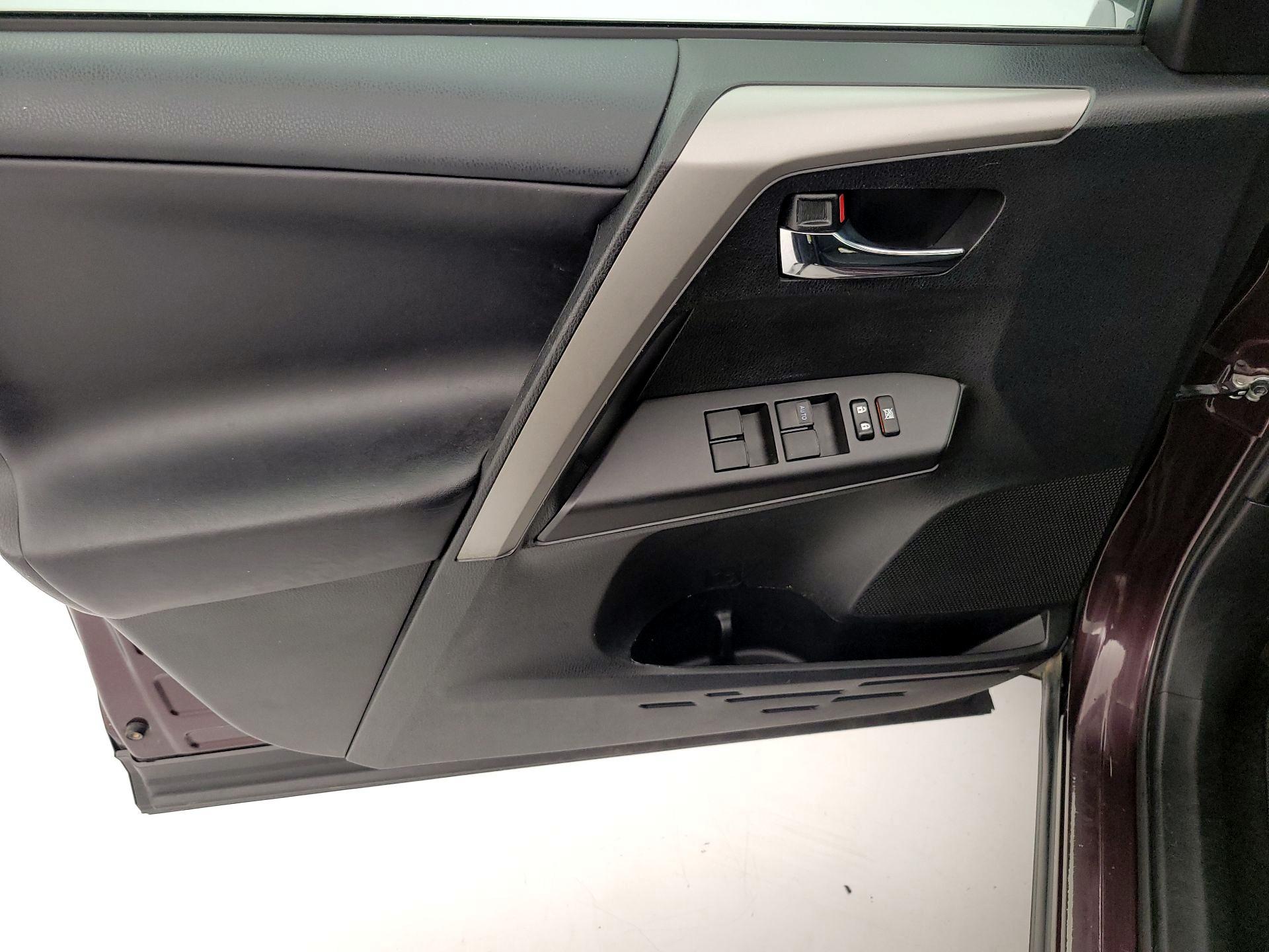 Thumbnail: 2018 Toyota RAV4 - 12
