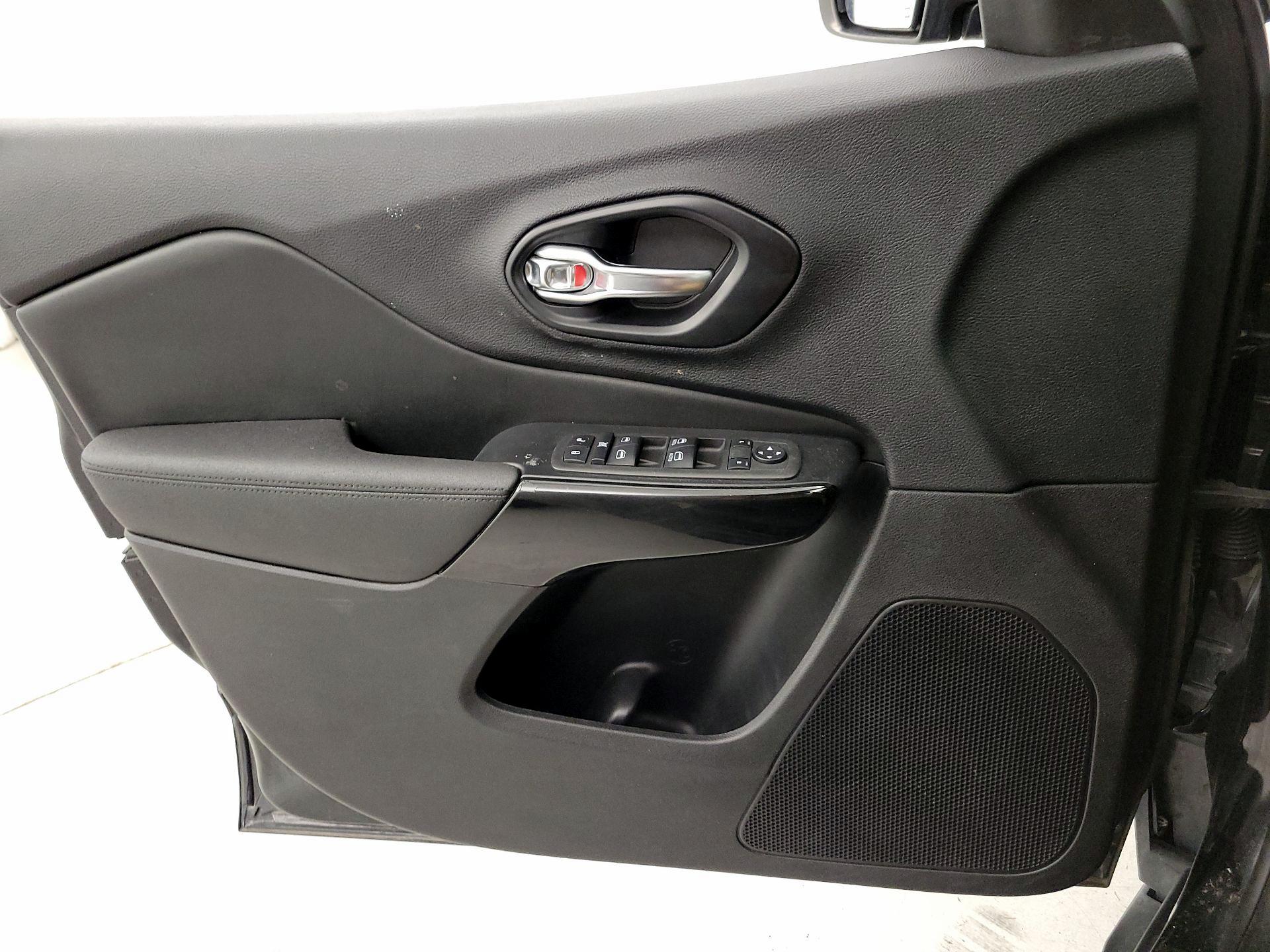 Thumbnail: 2021 Jeep Cherokee - 12