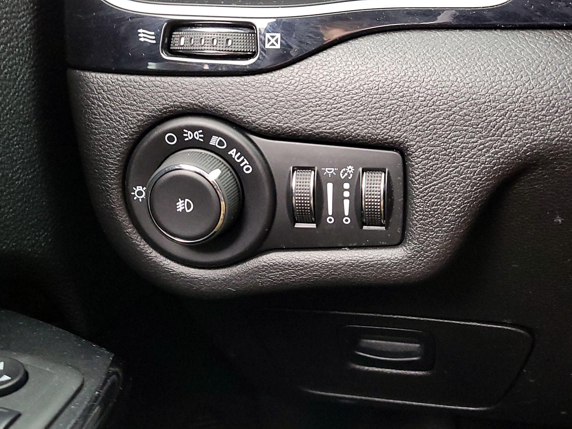 Thumbnail: 2021 Jeep Cherokee - 13