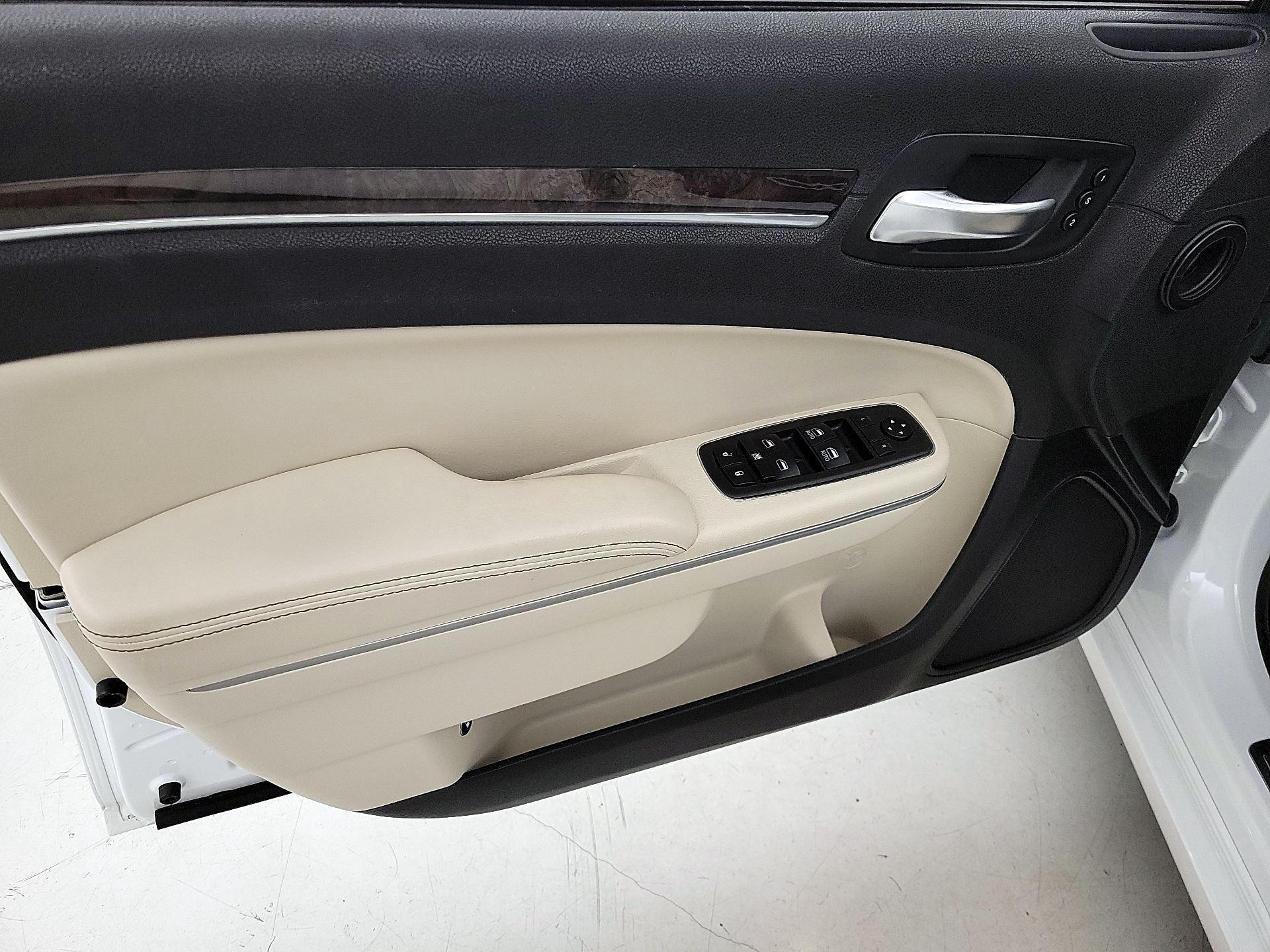 Thumbnail: 2019 Chrysler 300 - 12