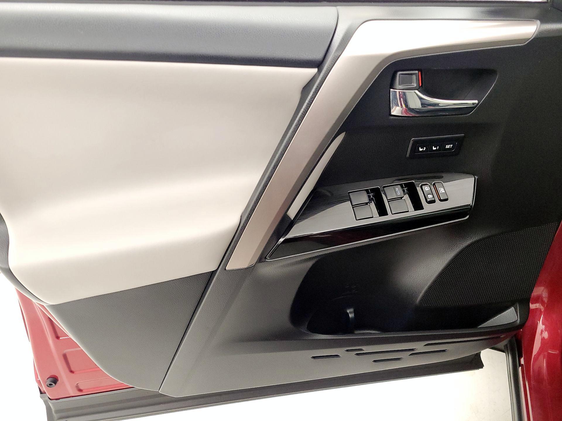 Thumbnail: 2018 Toyota RAV4 - 12