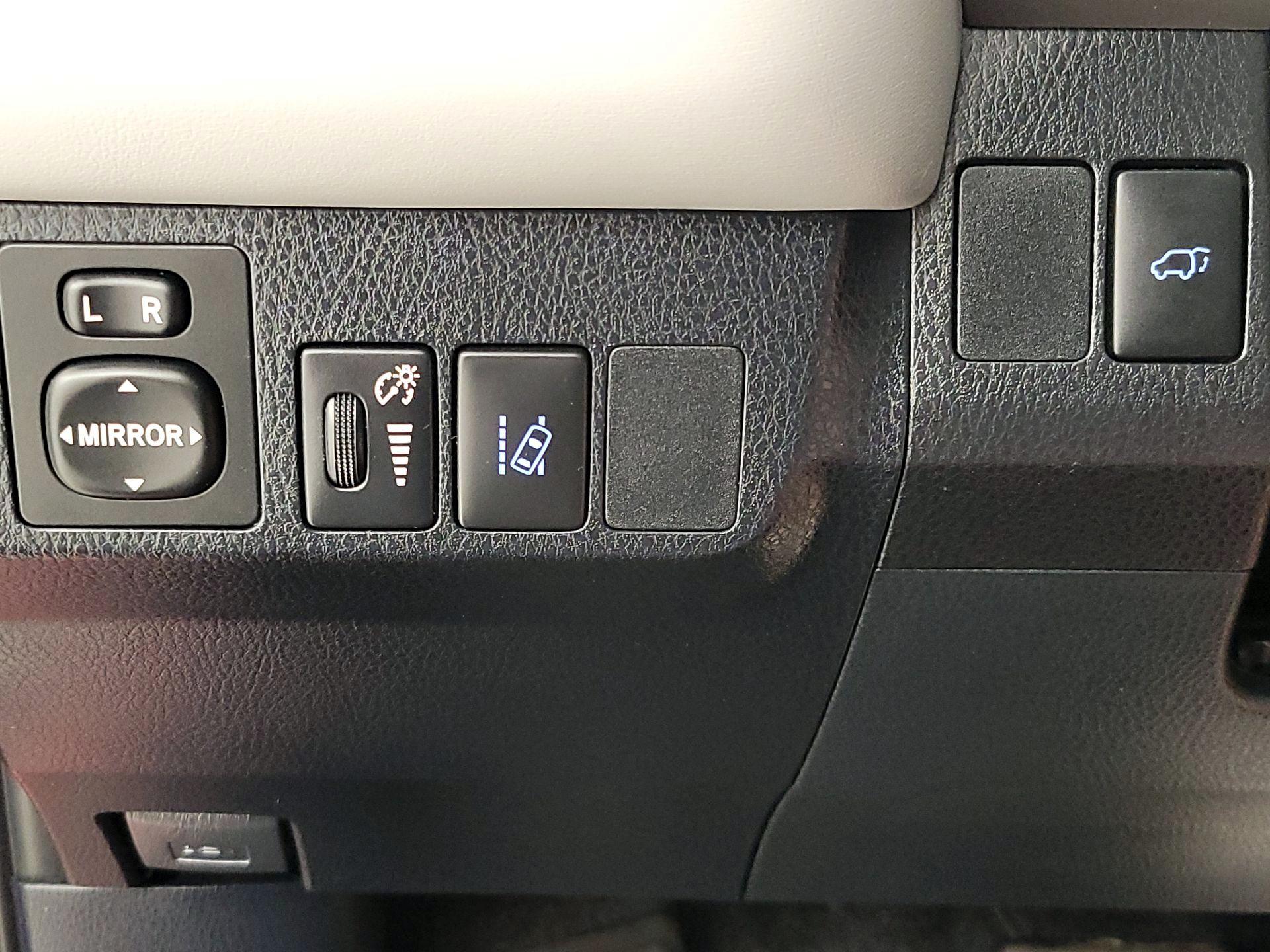 Thumbnail: 2018 Toyota RAV4 - 13