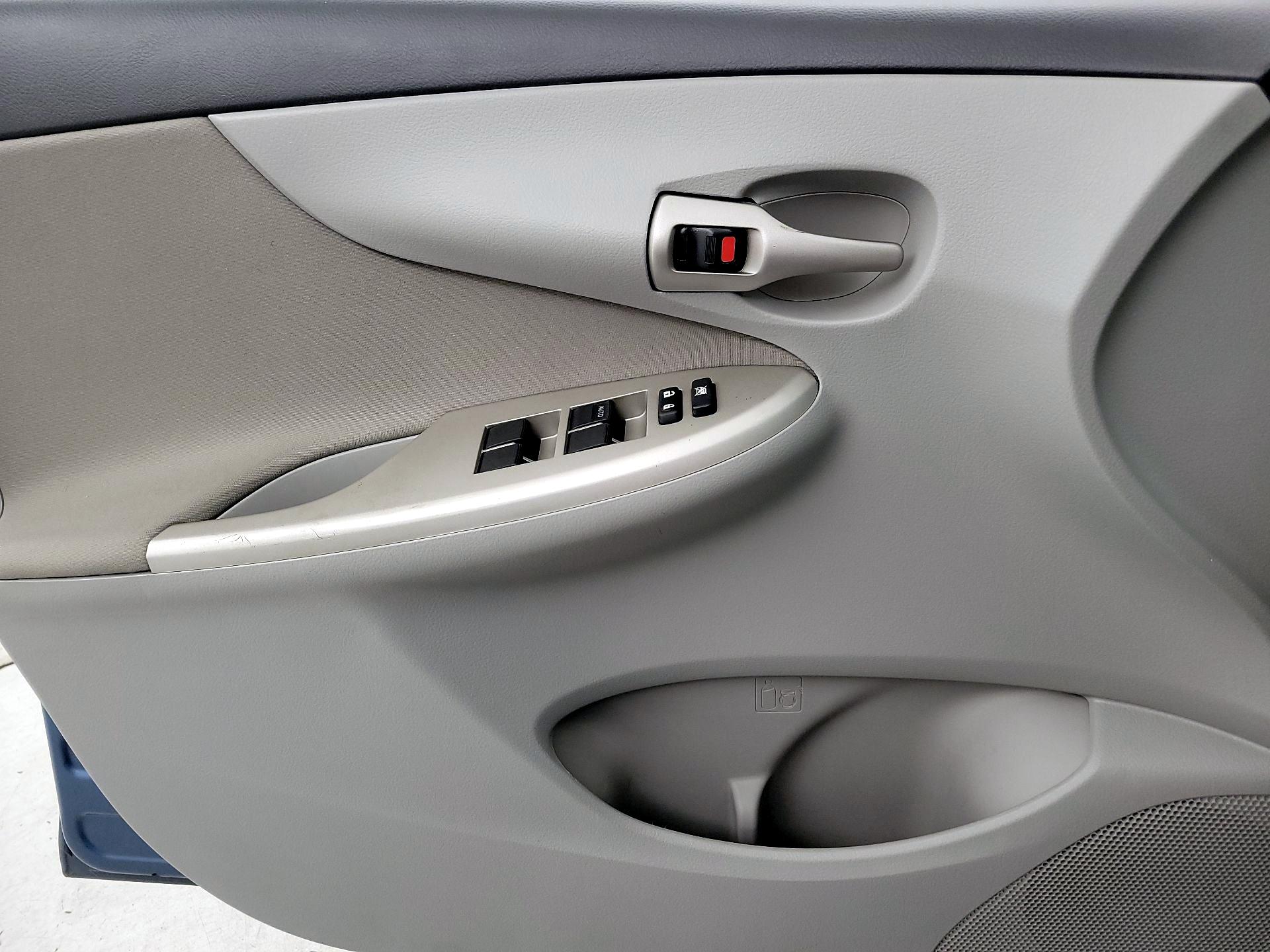 Thumbnail: 2013 Toyota Corolla - 12