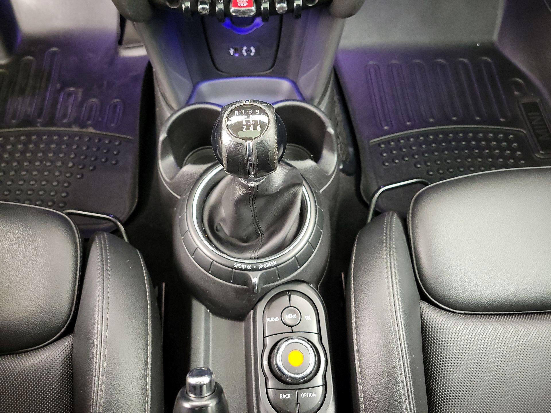 Thumbnail: 2015 MINI Cooper Hardtop - 17