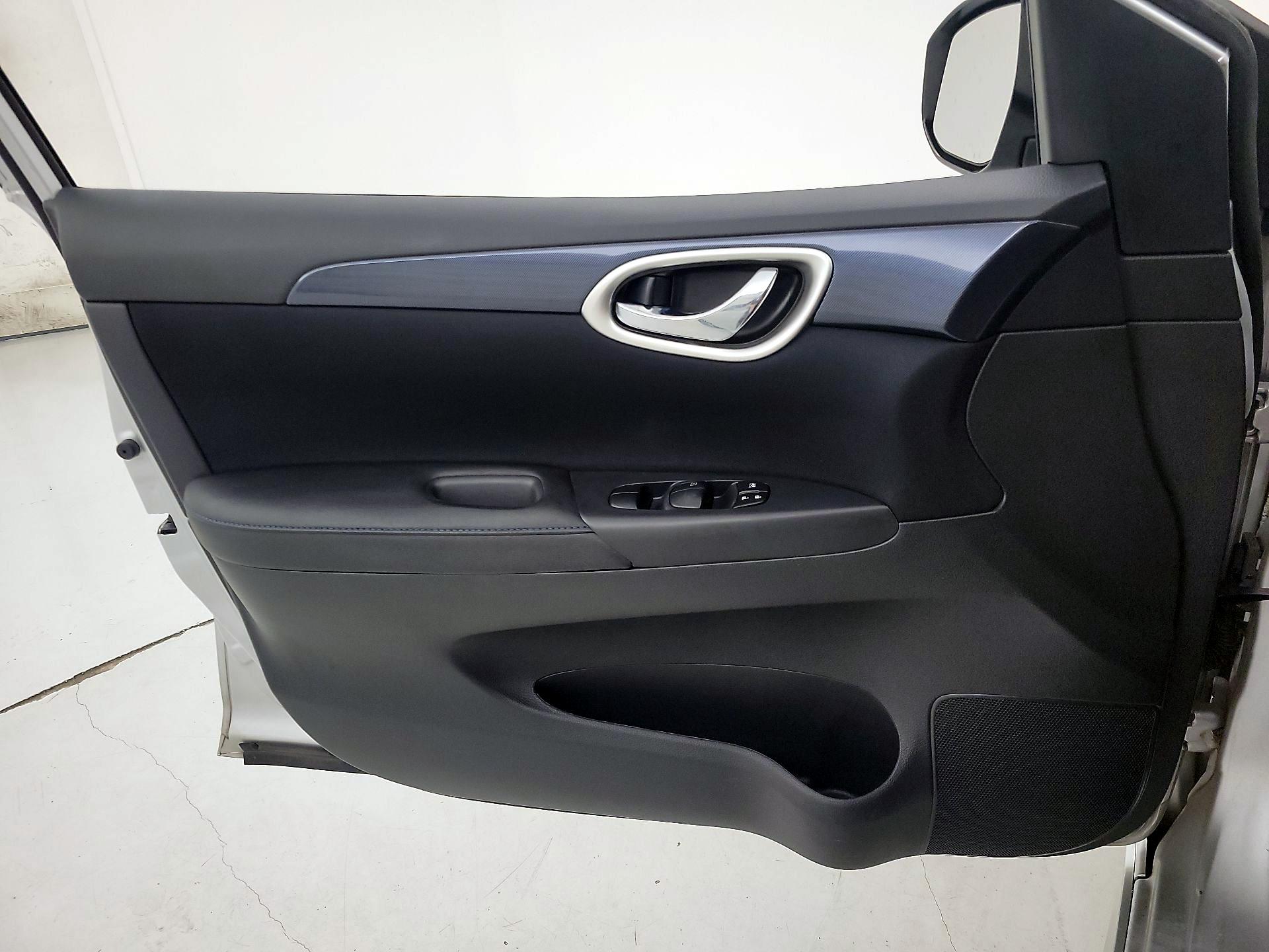 Thumbnail: 2016 Nissan Sentra - 12
