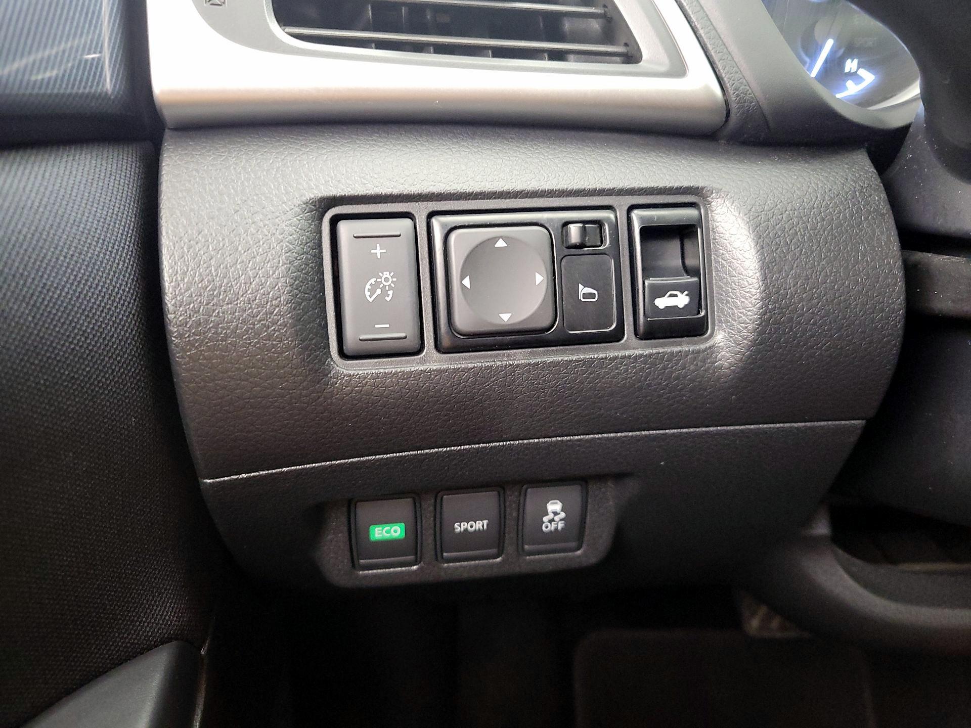 Thumbnail: 2016 Nissan Sentra - 13