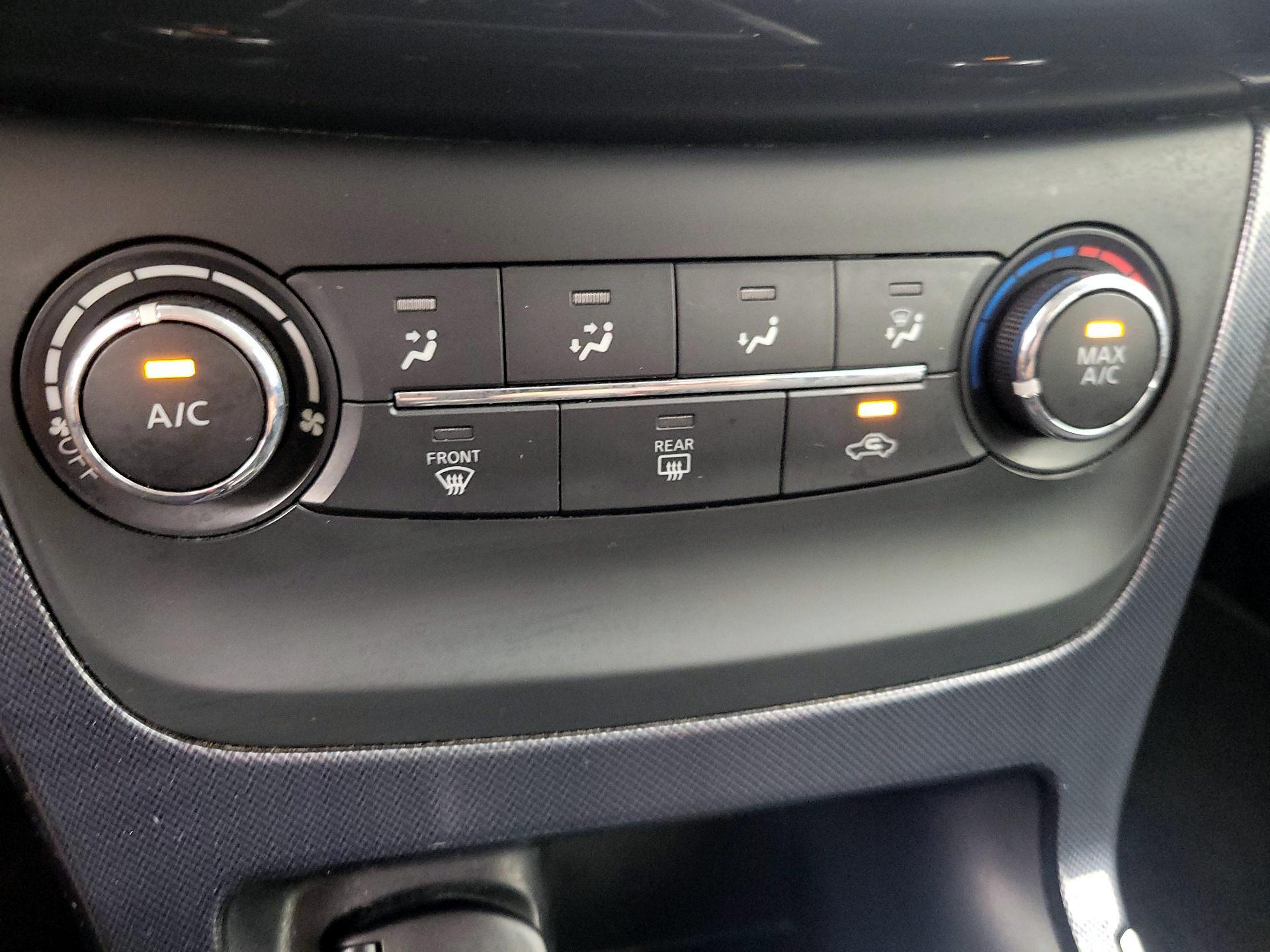 Thumbnail: 2016 Nissan Sentra - 16