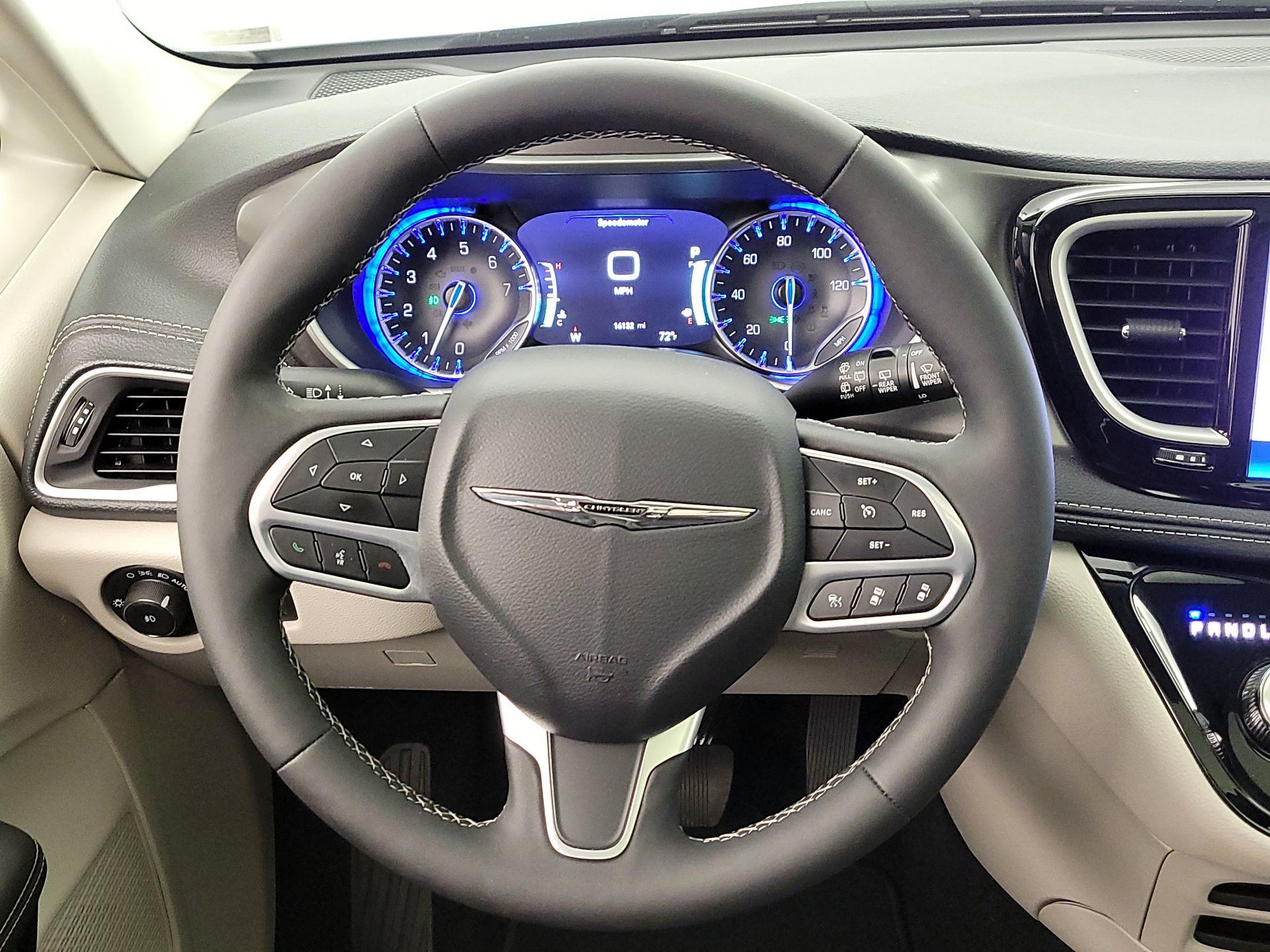 Thumbnail: 2024 Chrysler Pacifica - 10