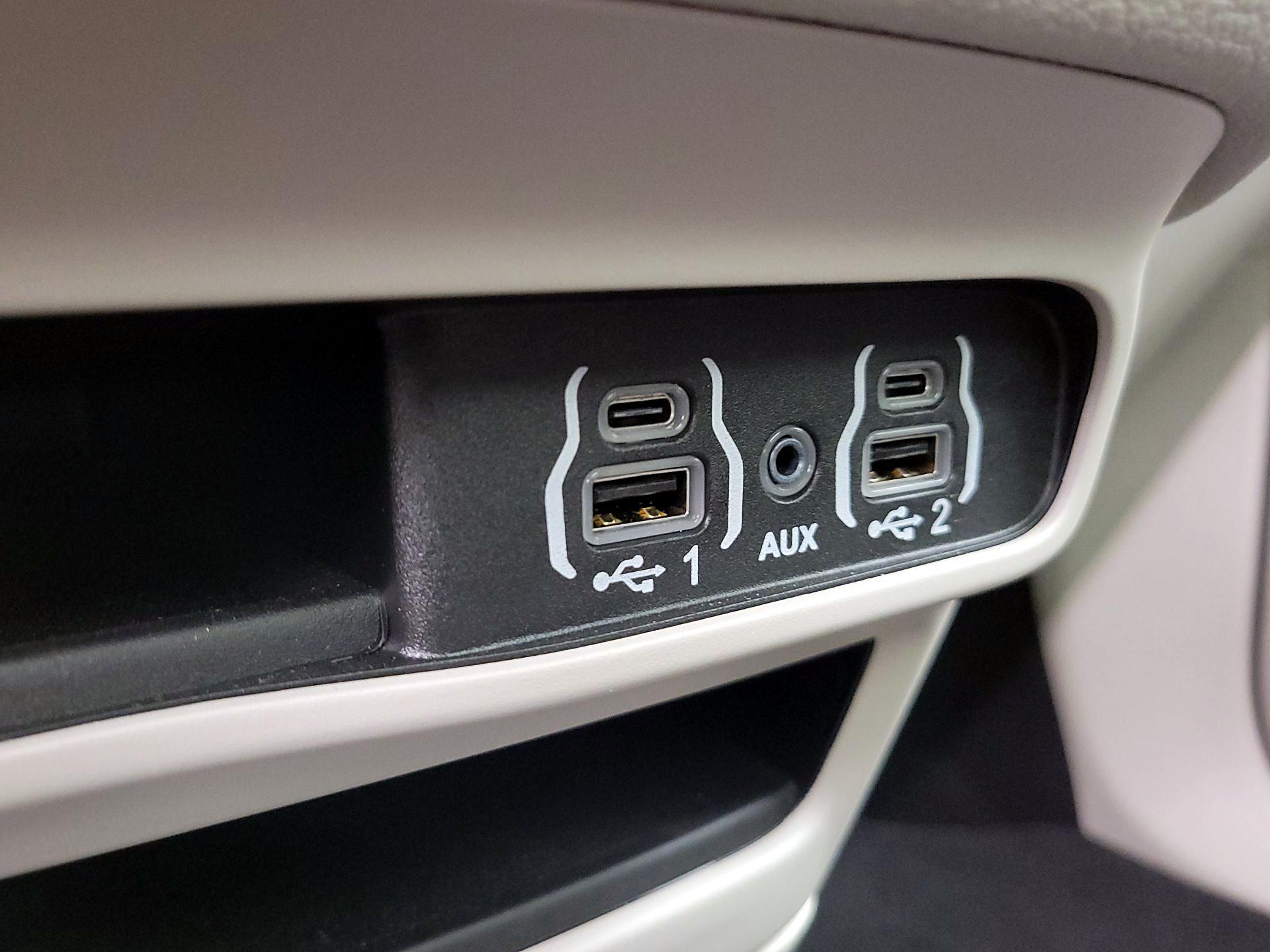 Thumbnail: 2024 Chrysler Pacifica - 18