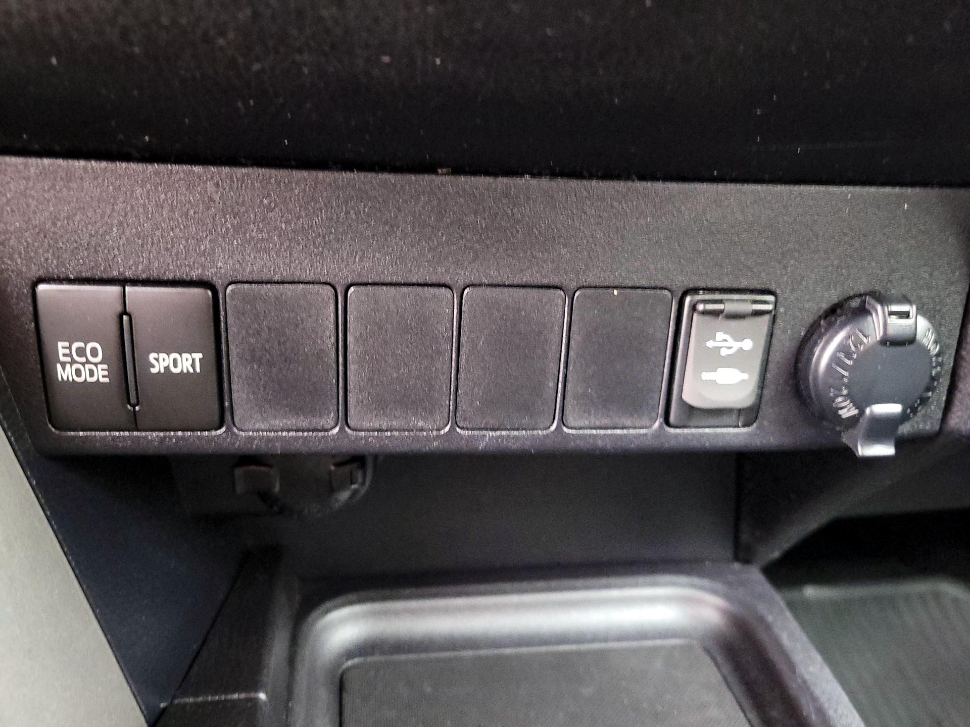 Thumbnail: 2016 Toyota RAV4 - 18