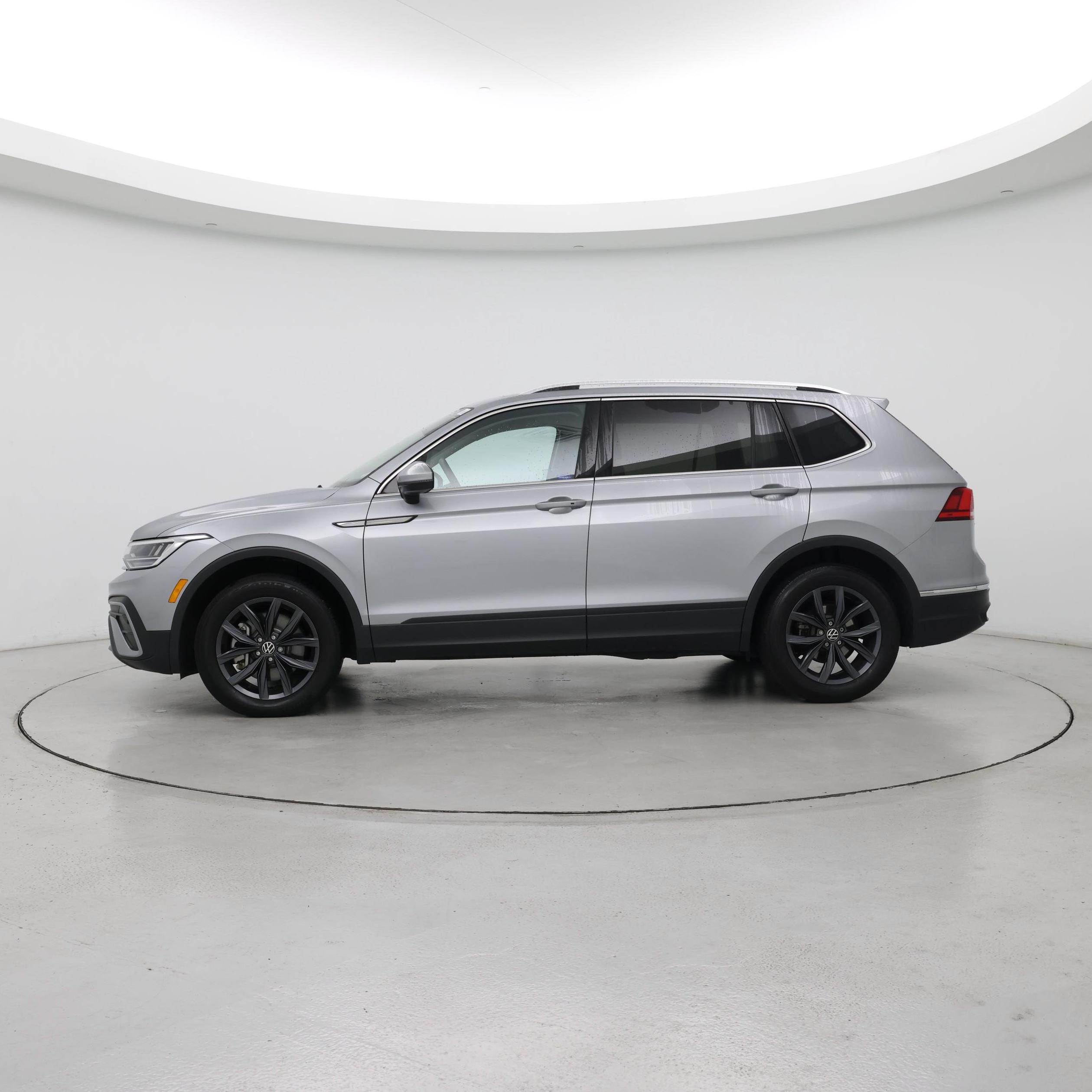 Thumbnail: 2023 Volkswagen Tiguan - 3