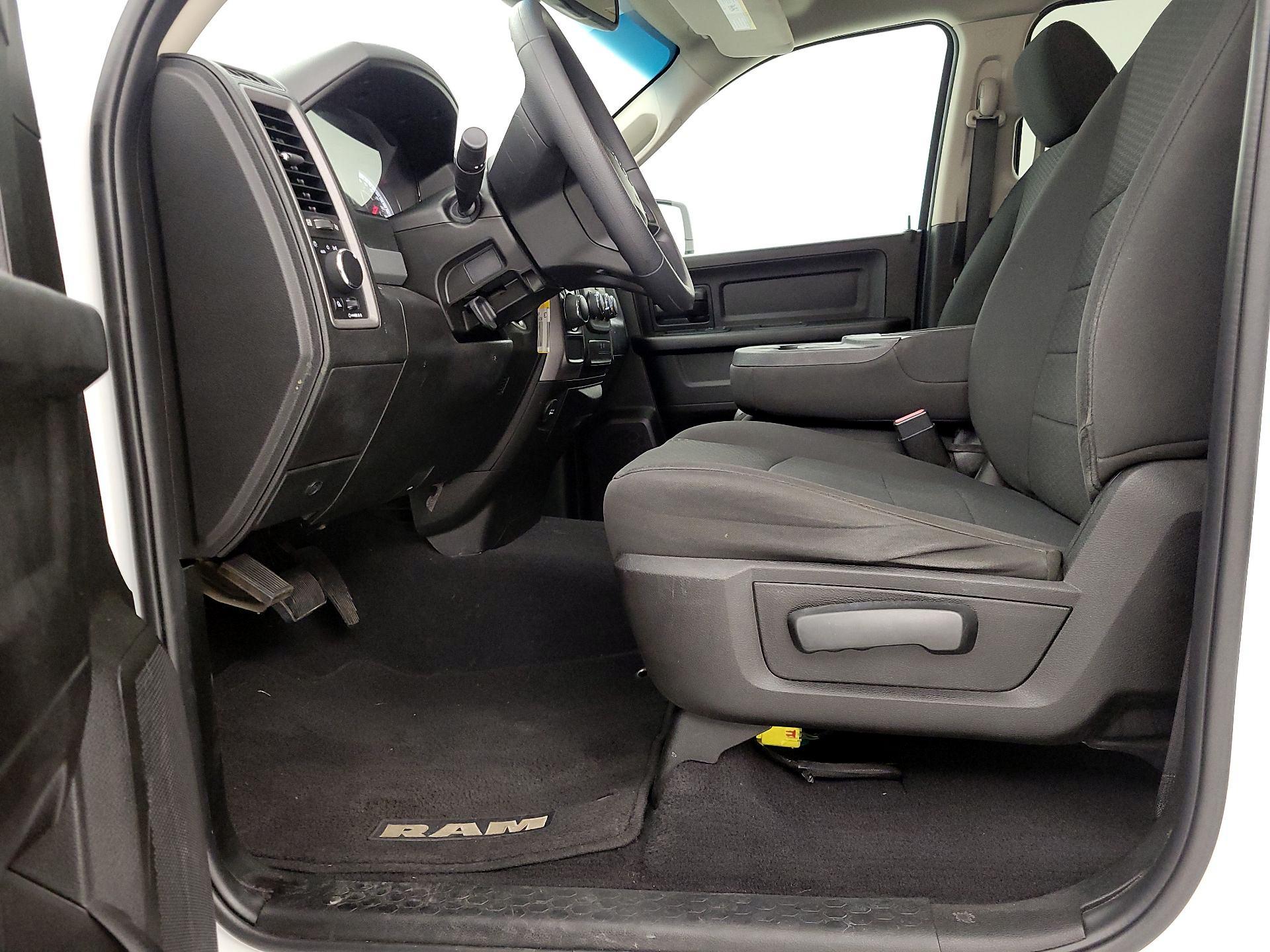 Thumbnail: 2019 RAM 1500 Classic - 11