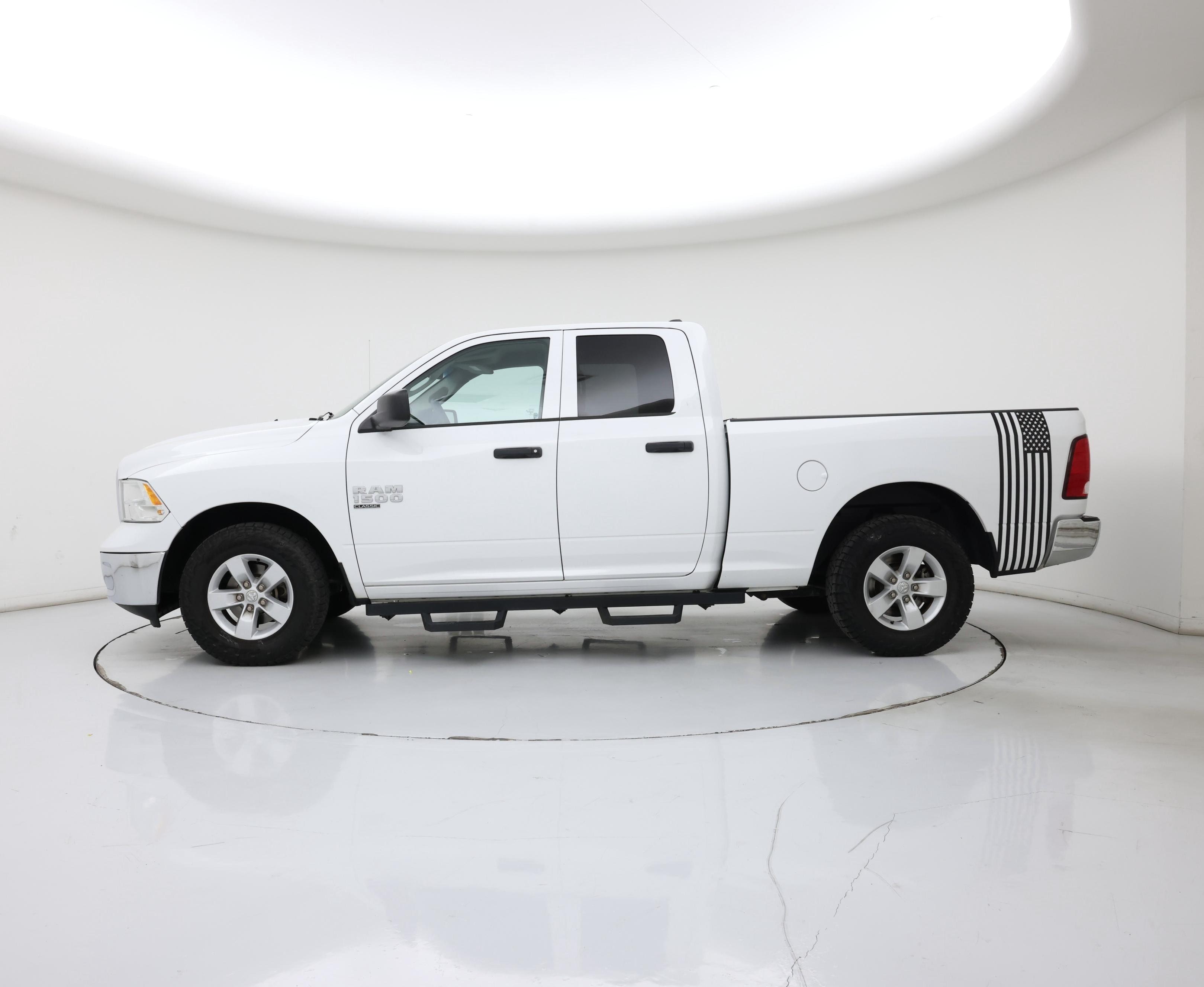 Thumbnail: 2019 RAM 1500 Classic - 3