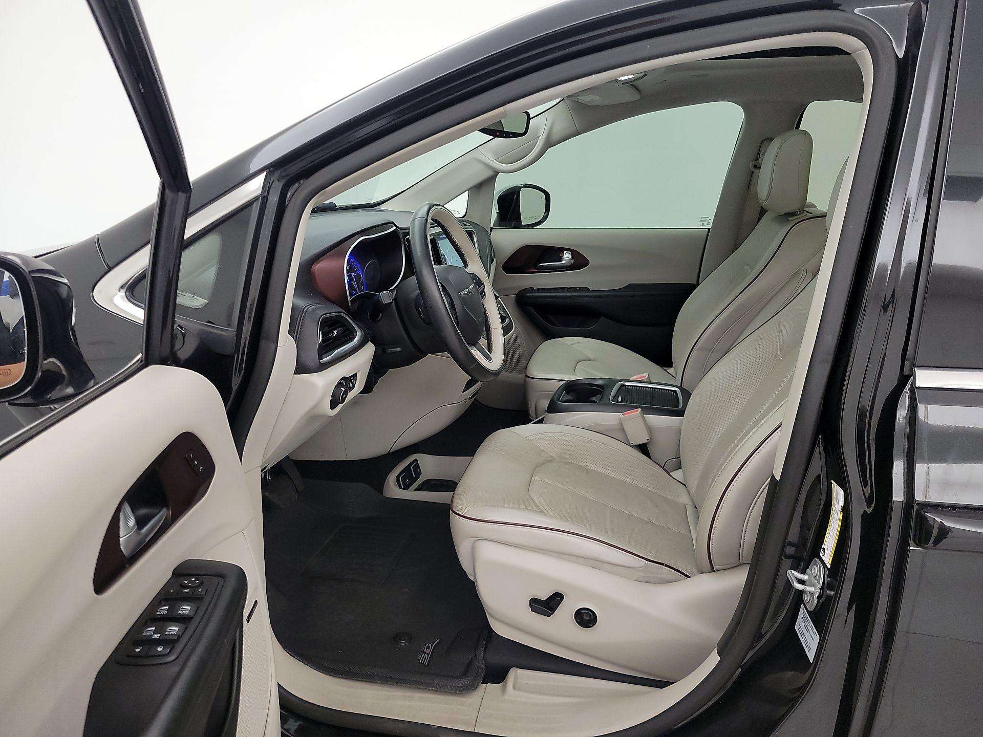 Thumbnail: 2018 Chrysler Pacifica - 11