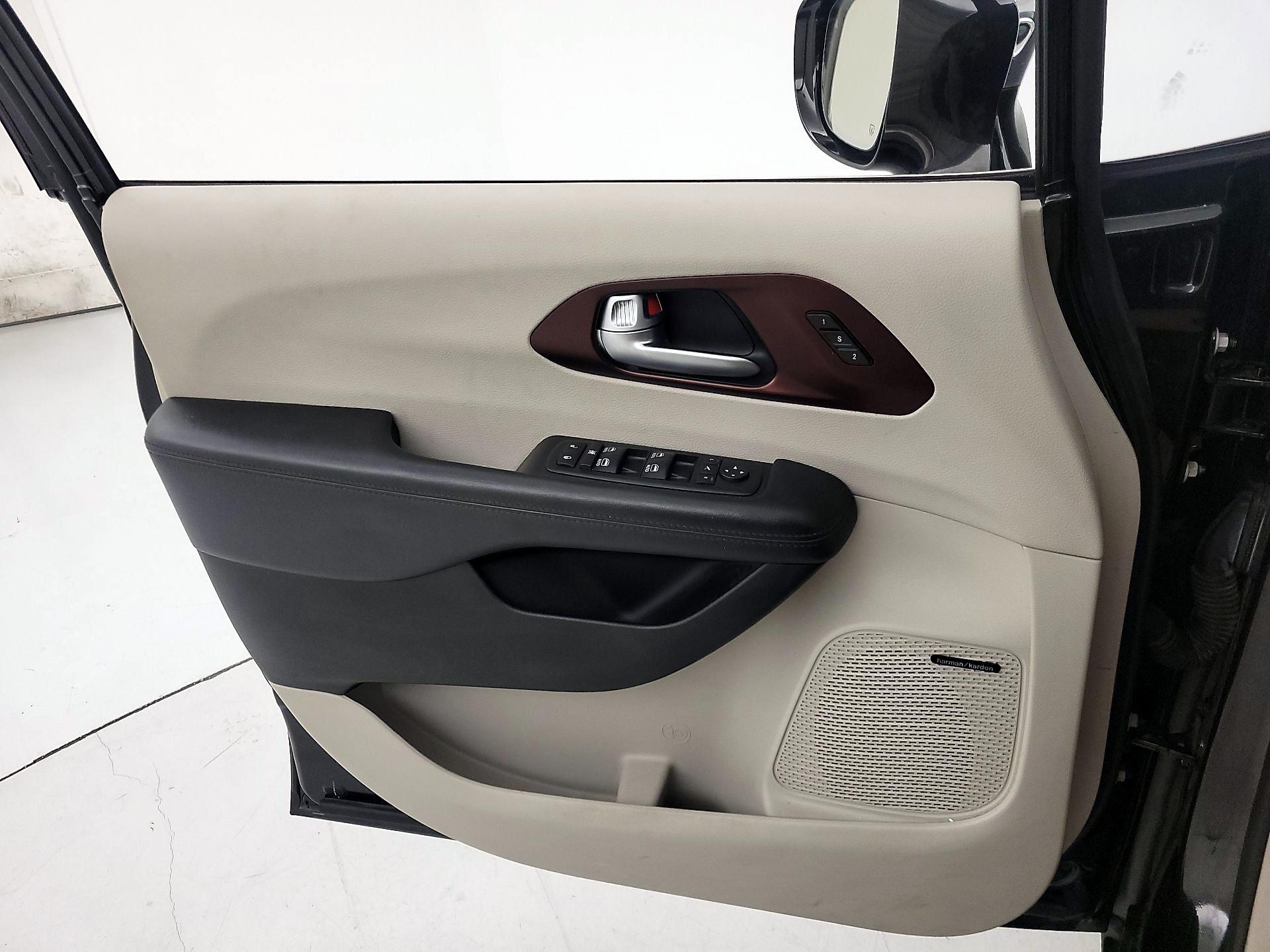 Thumbnail: 2018 Chrysler Pacifica - 12