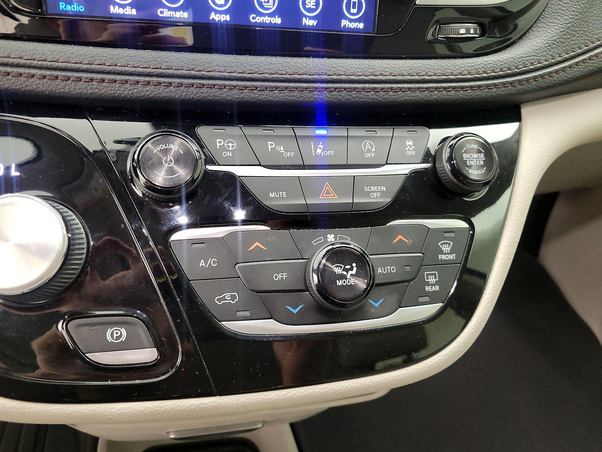 Thumbnail: 2018 Chrysler Pacifica - 17