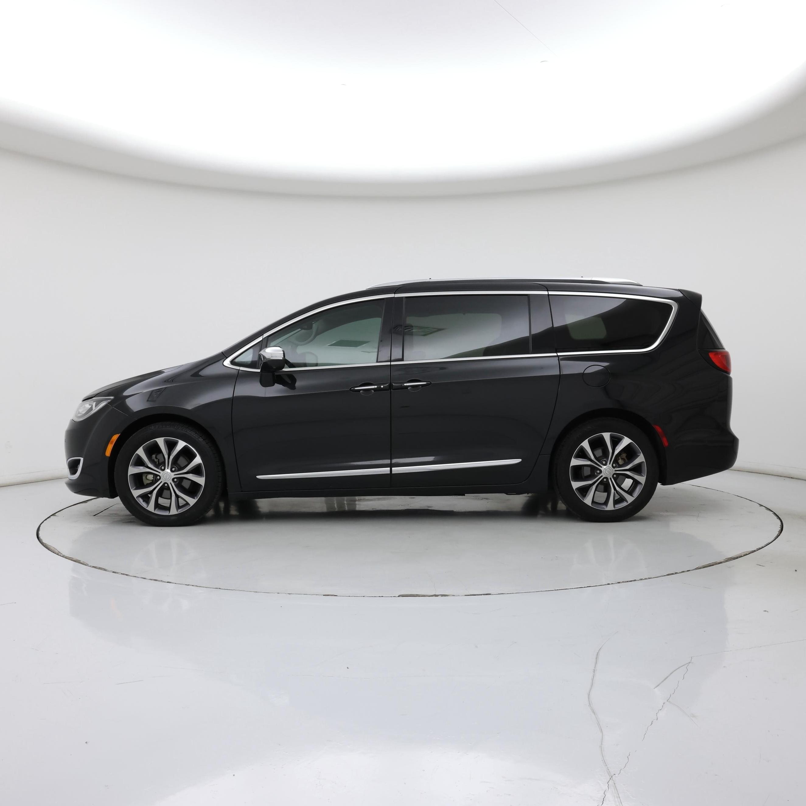 Thumbnail: 2018 Chrysler Pacifica - 3