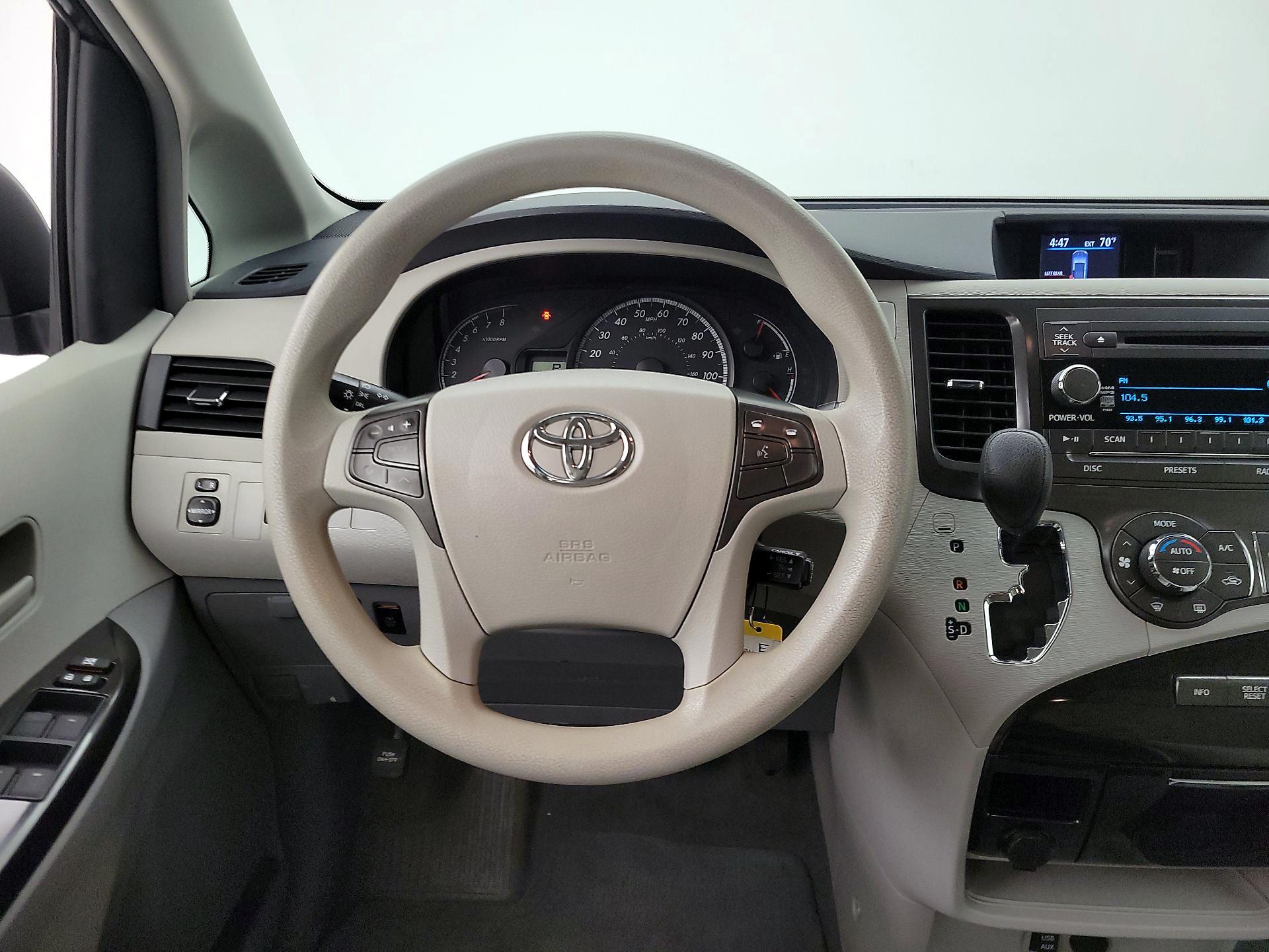 Thumbnail: 2014 Toyota Sienna - 10