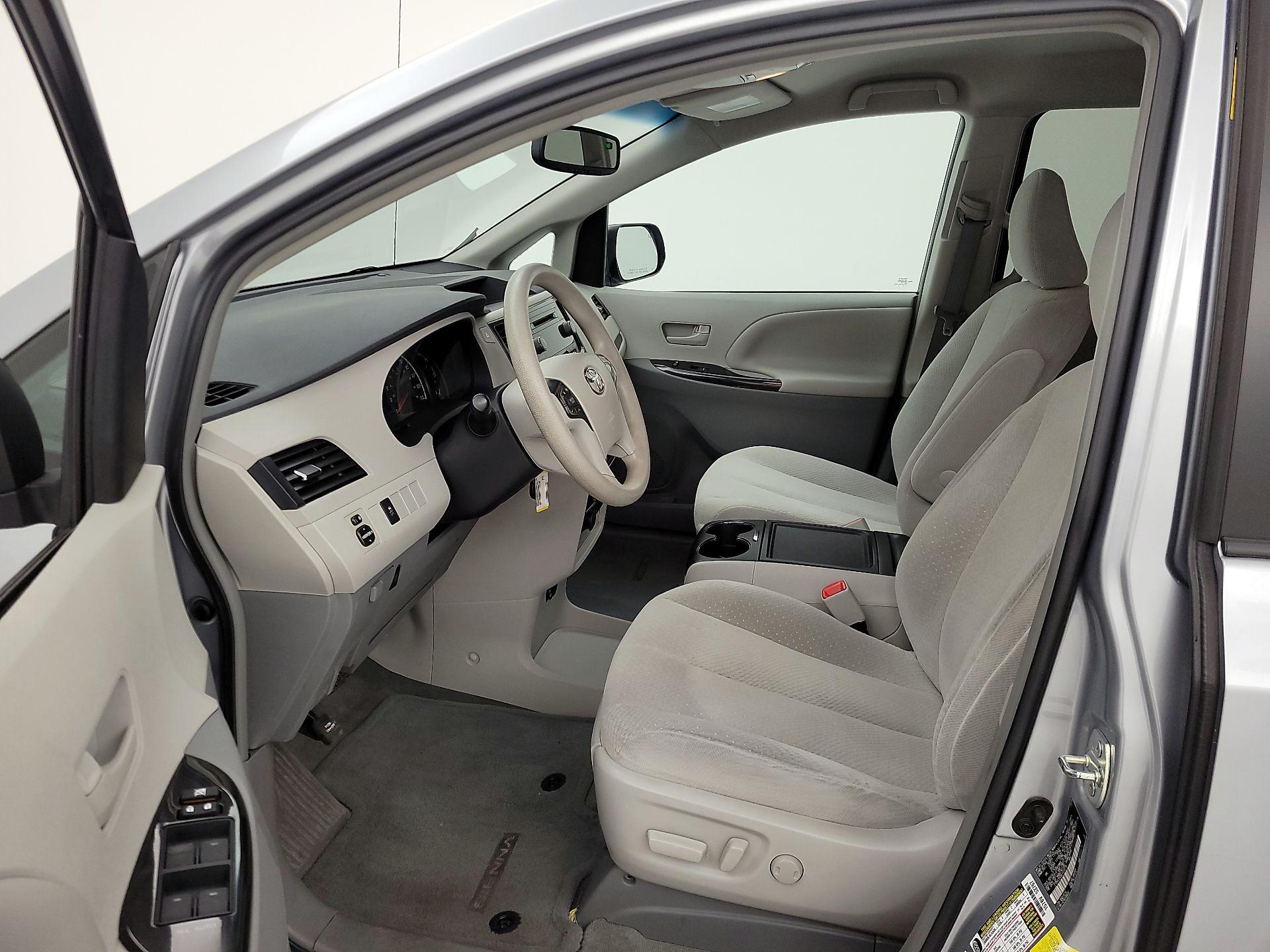 Thumbnail: 2014 Toyota Sienna - 11