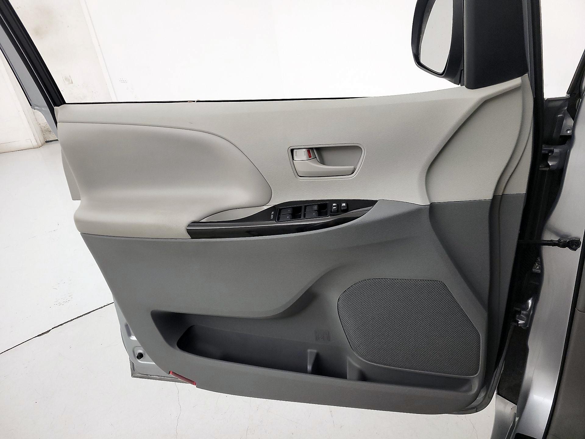 Thumbnail: 2014 Toyota Sienna - 12