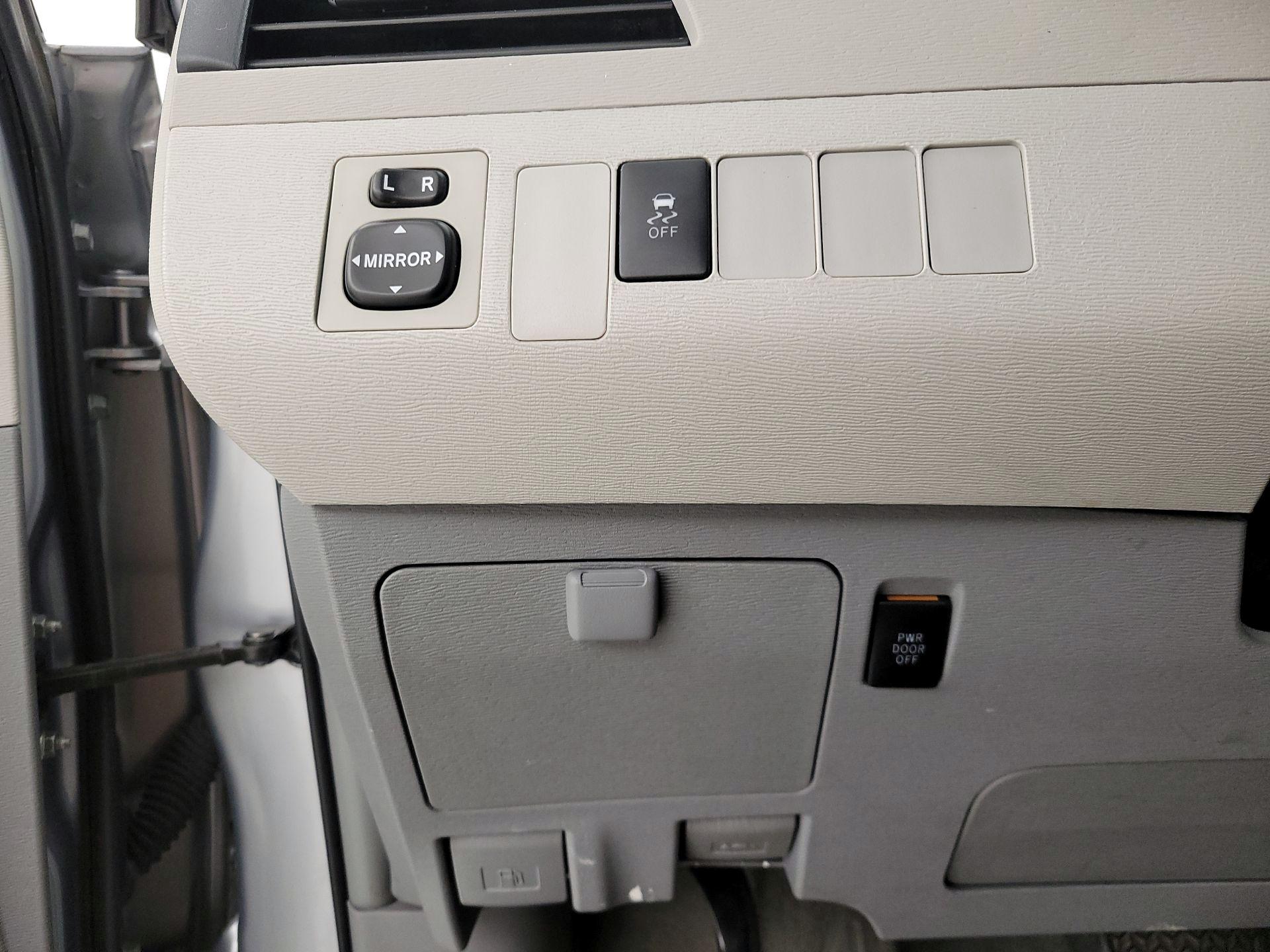 Thumbnail: 2014 Toyota Sienna - 13