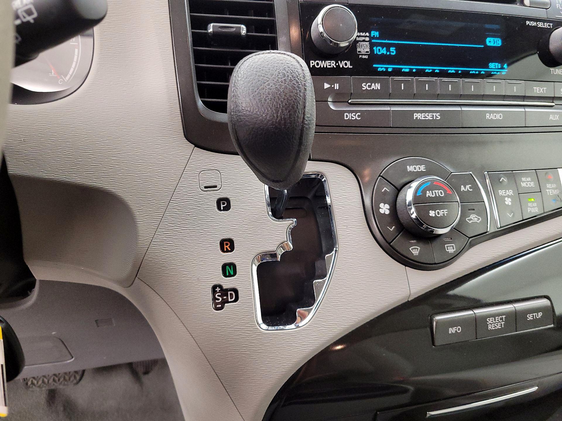 Thumbnail: 2014 Toyota Sienna - 17