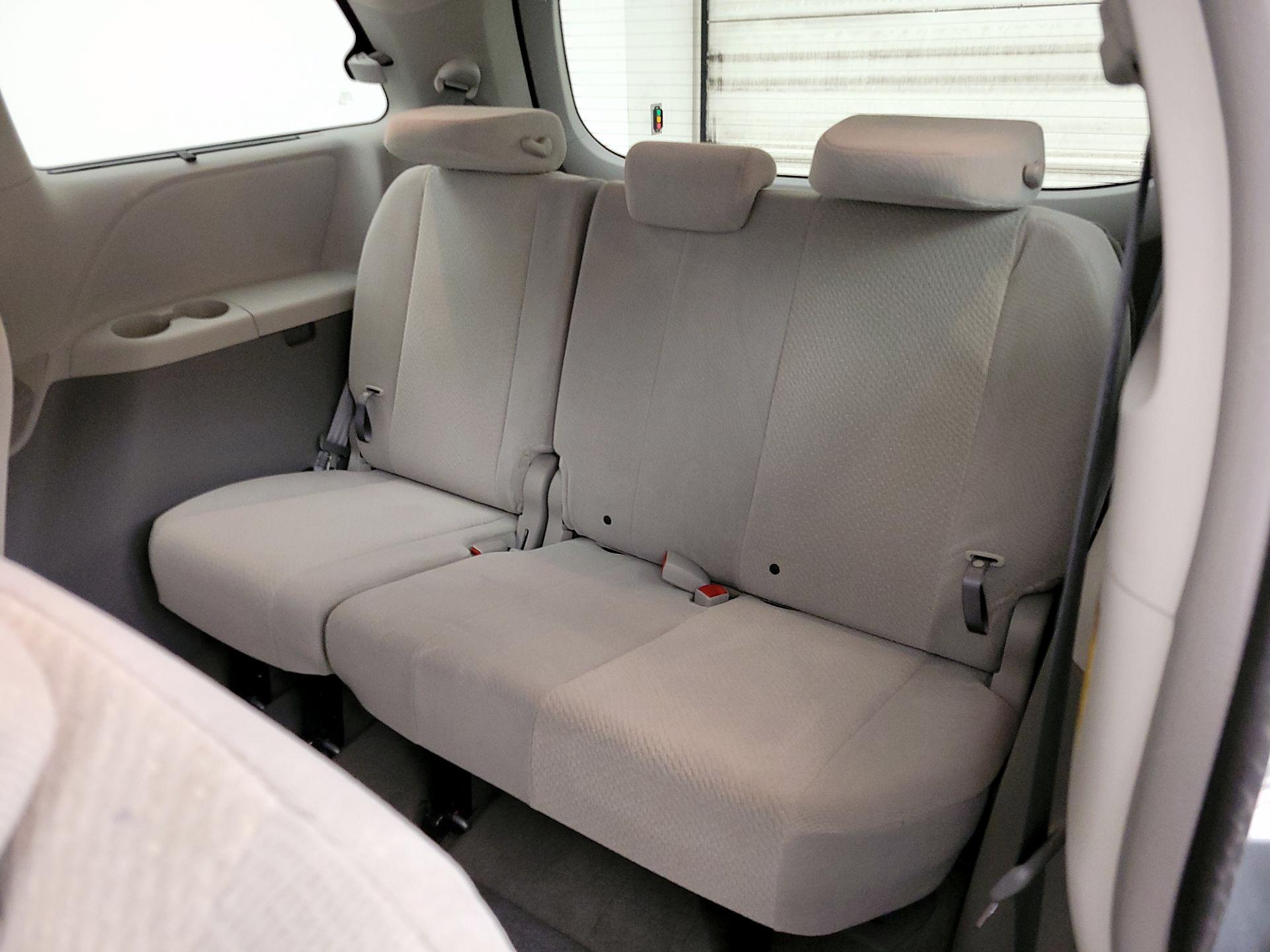 Thumbnail: 2014 Toyota Sienna - 20