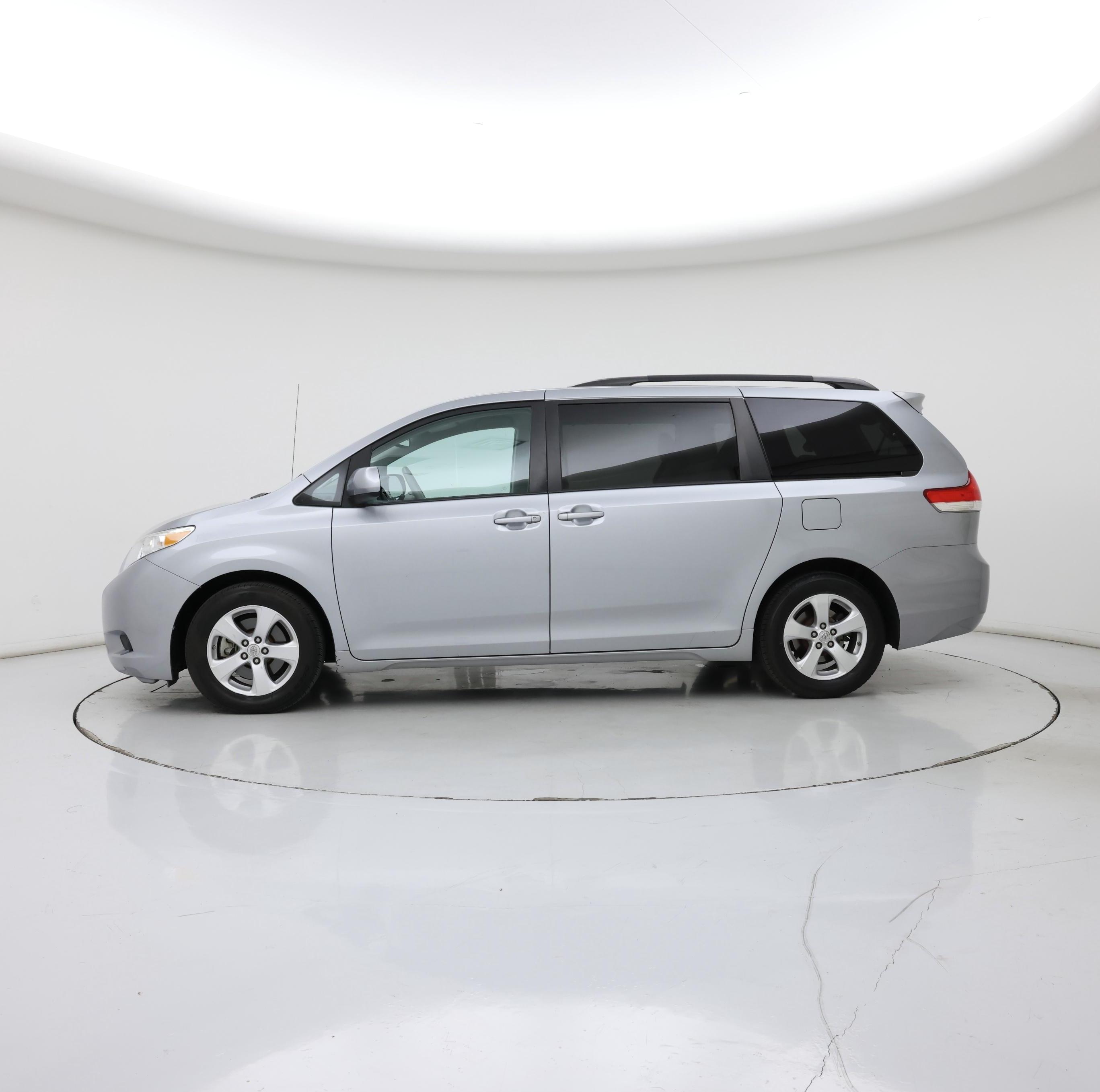 Thumbnail: 2014 Toyota Sienna - 3
