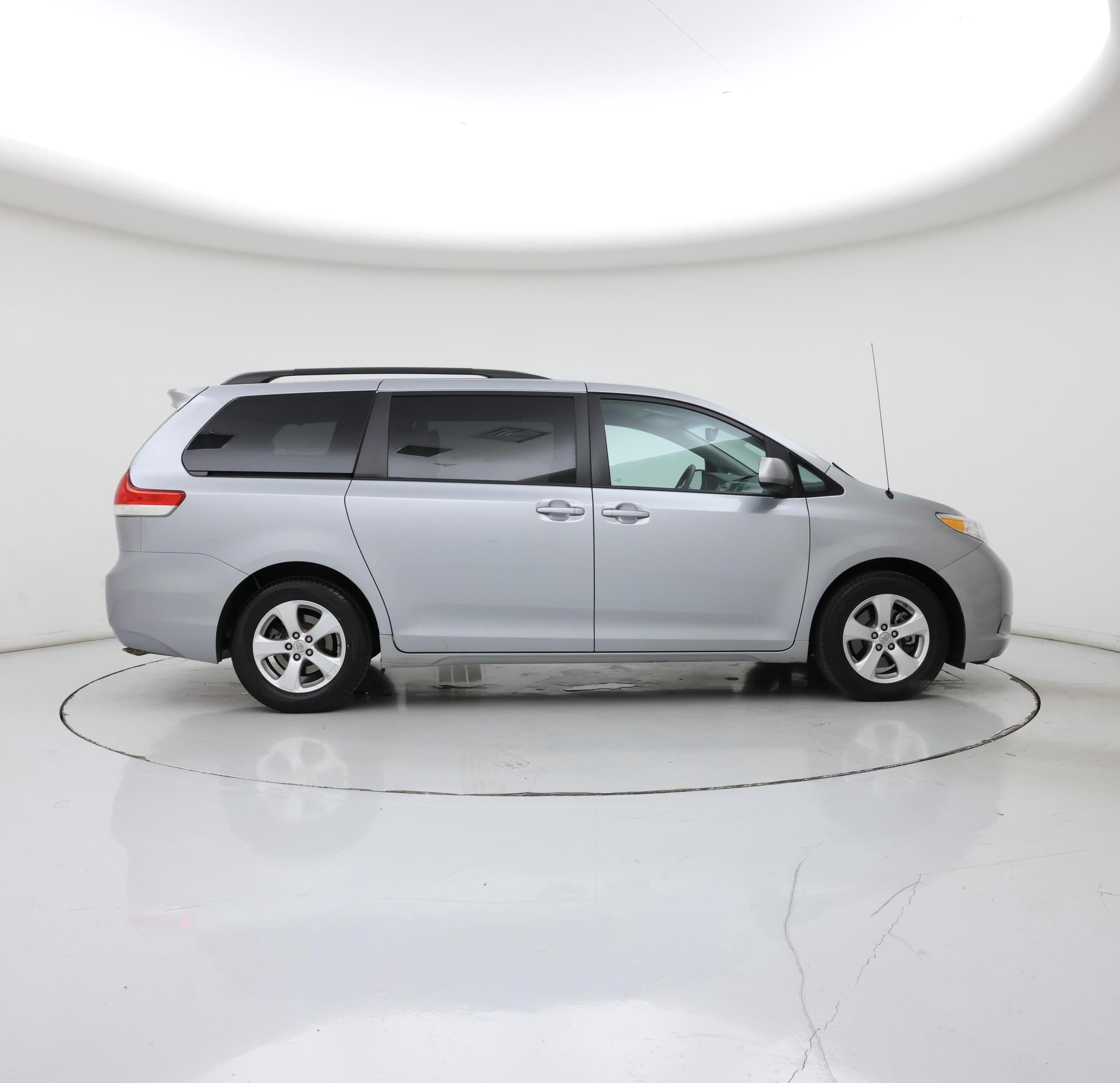 Thumbnail: 2014 Toyota Sienna - 7