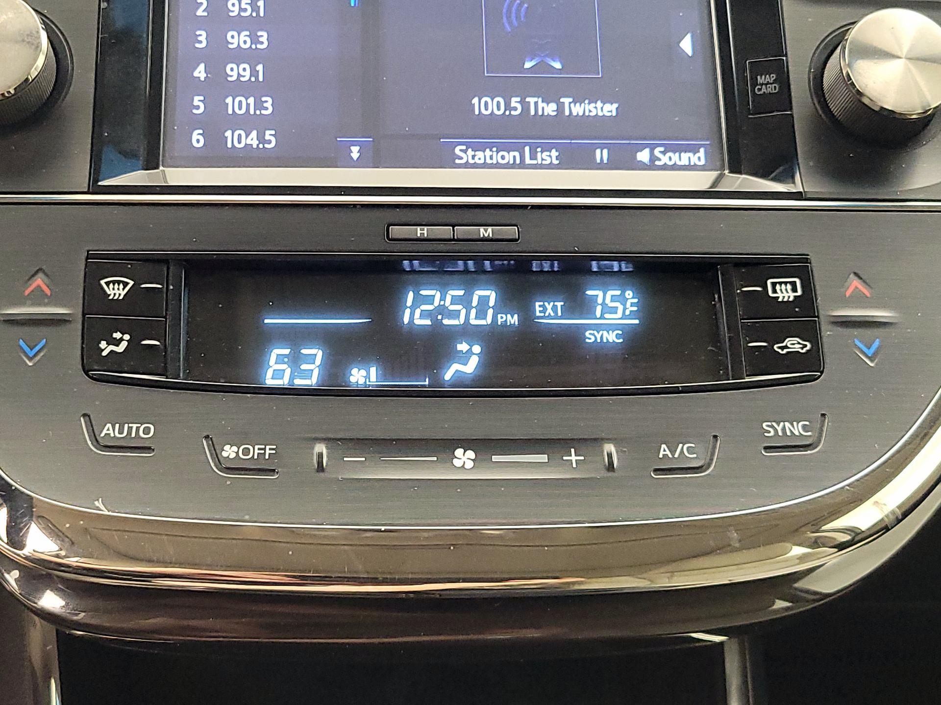 Thumbnail: 2015 Toyota Avalon - 16