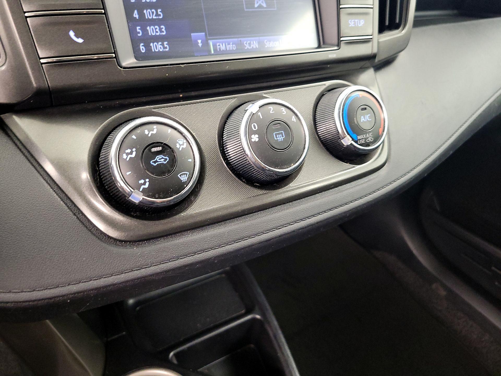 Thumbnail: 2015 Toyota RAV4 - 16