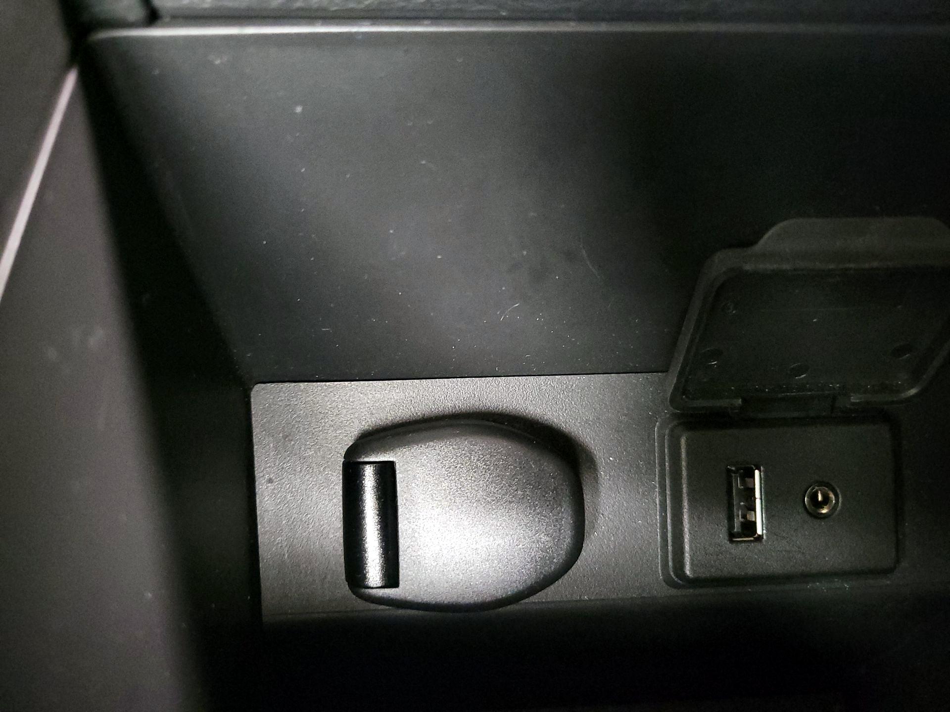 Thumbnail: 2015 Nissan Sentra - 18