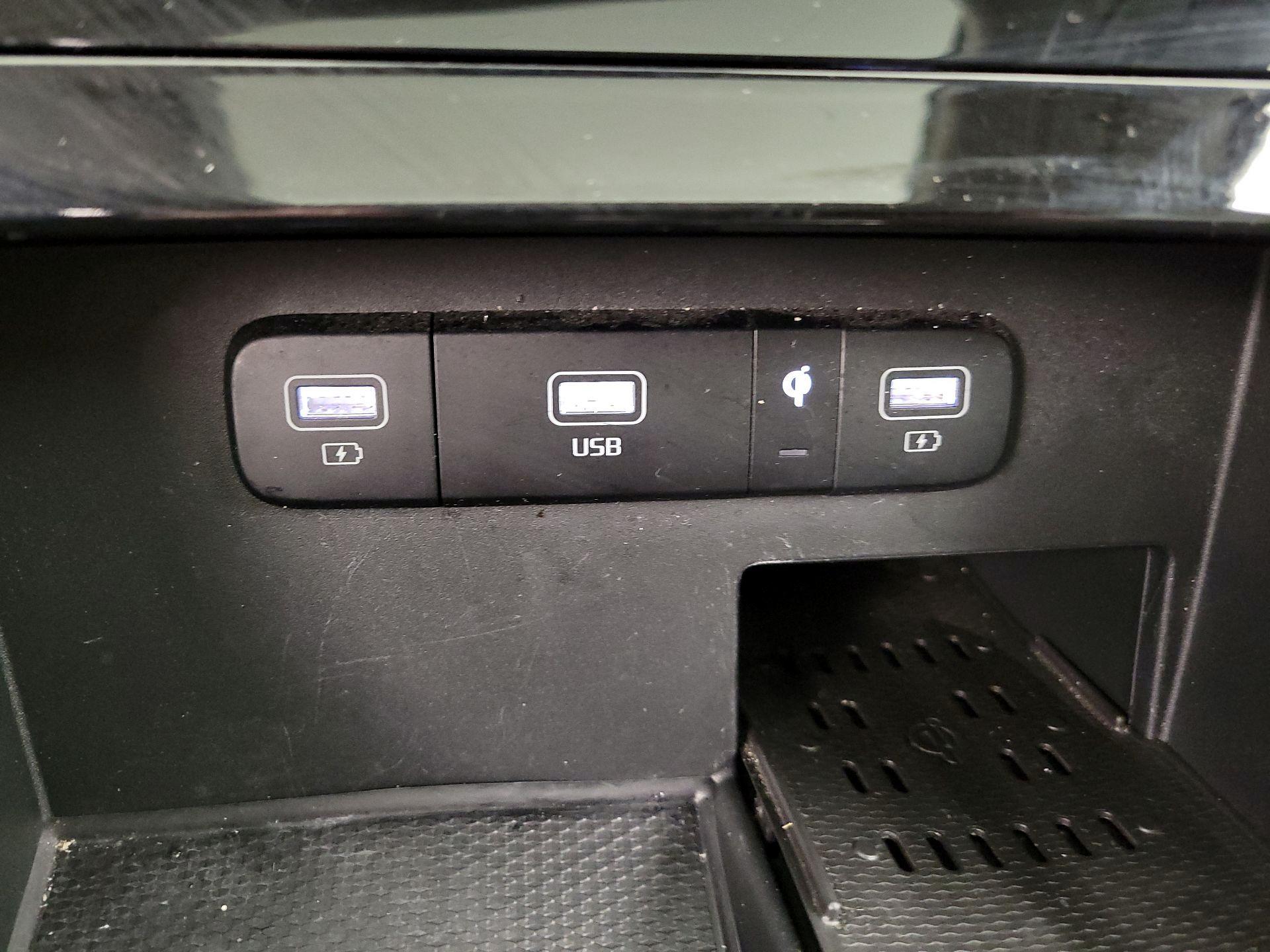 Thumbnail: 2022 Kia Carnival - 19