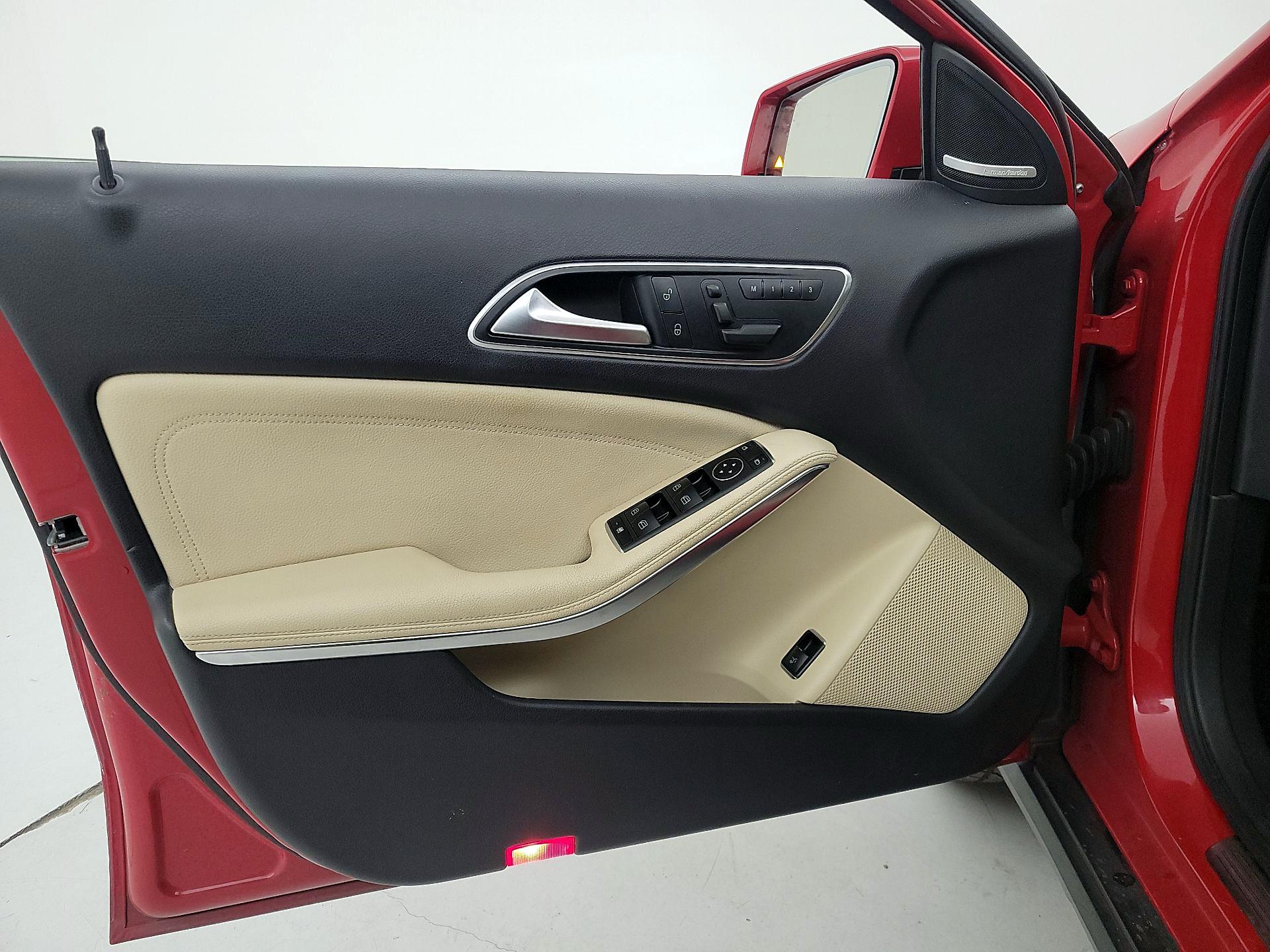 Thumbnail: 2015 Mercedes-Benz GLA - 10