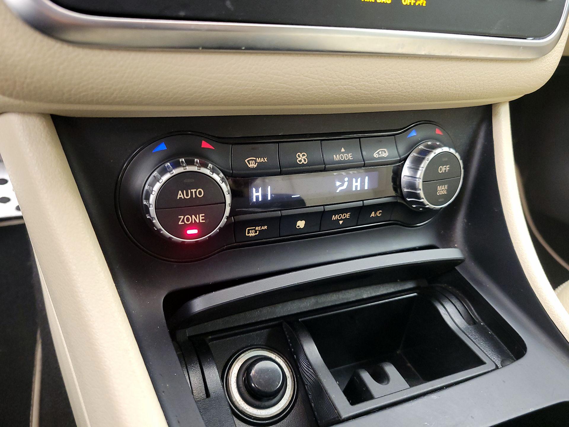 Thumbnail: 2015 Mercedes-Benz GLA - 15