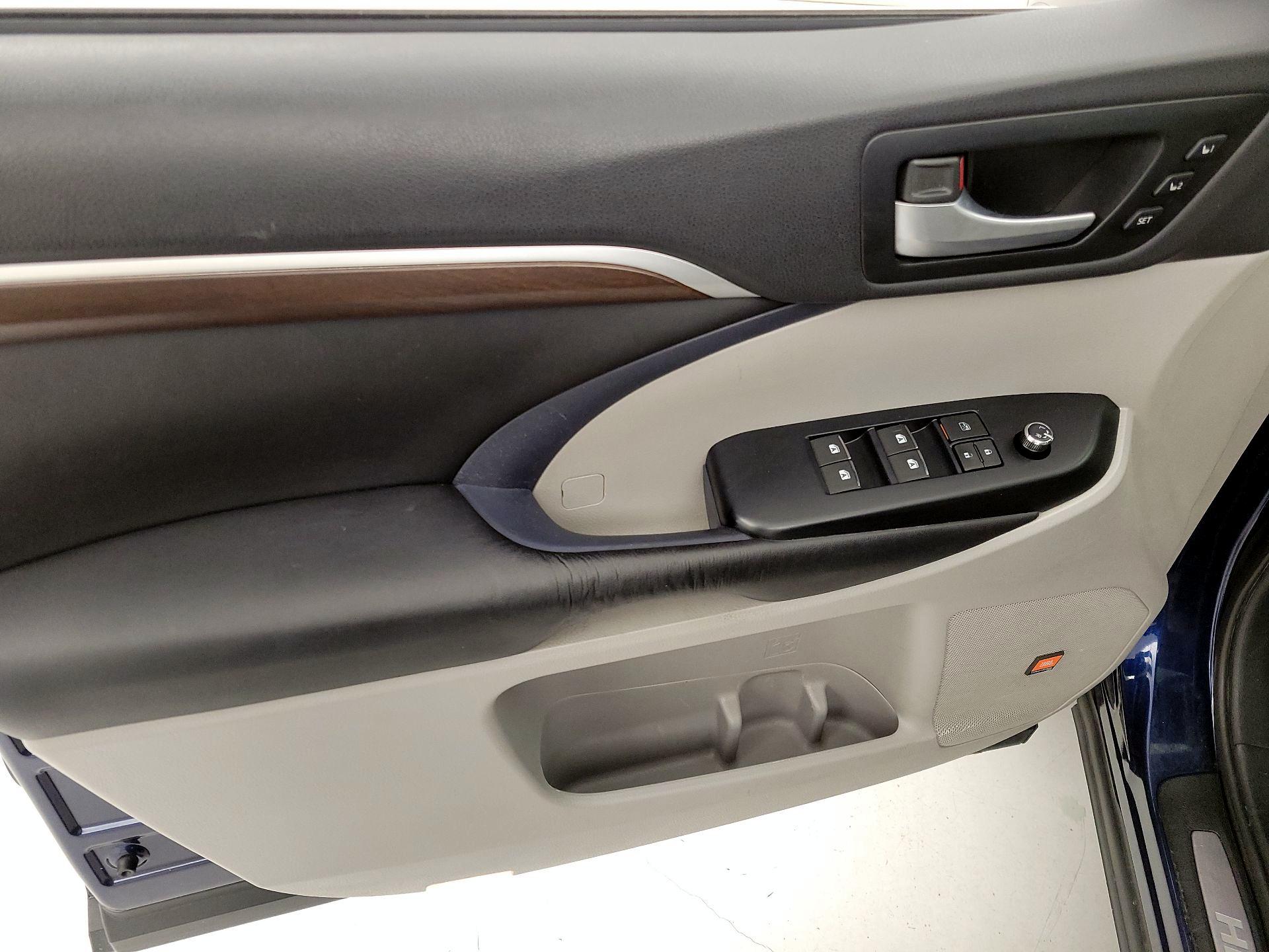 Thumbnail: 2015 Toyota Highlander - 12