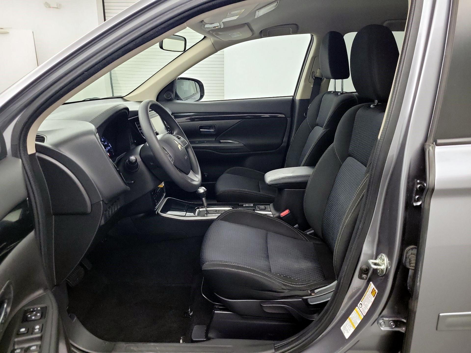 Thumbnail: 2019 Mitsubishi Outlander - 9