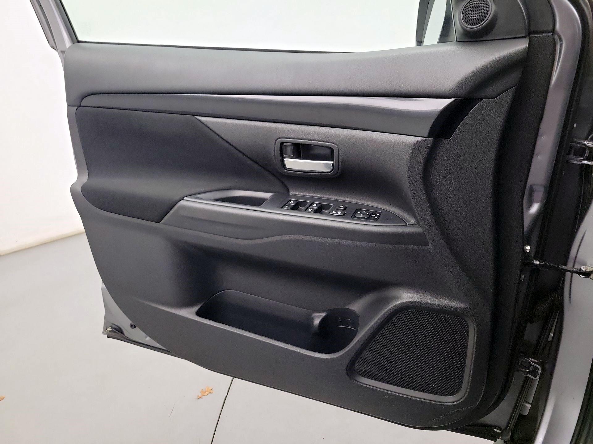 Thumbnail: 2019 Mitsubishi Outlander - 10