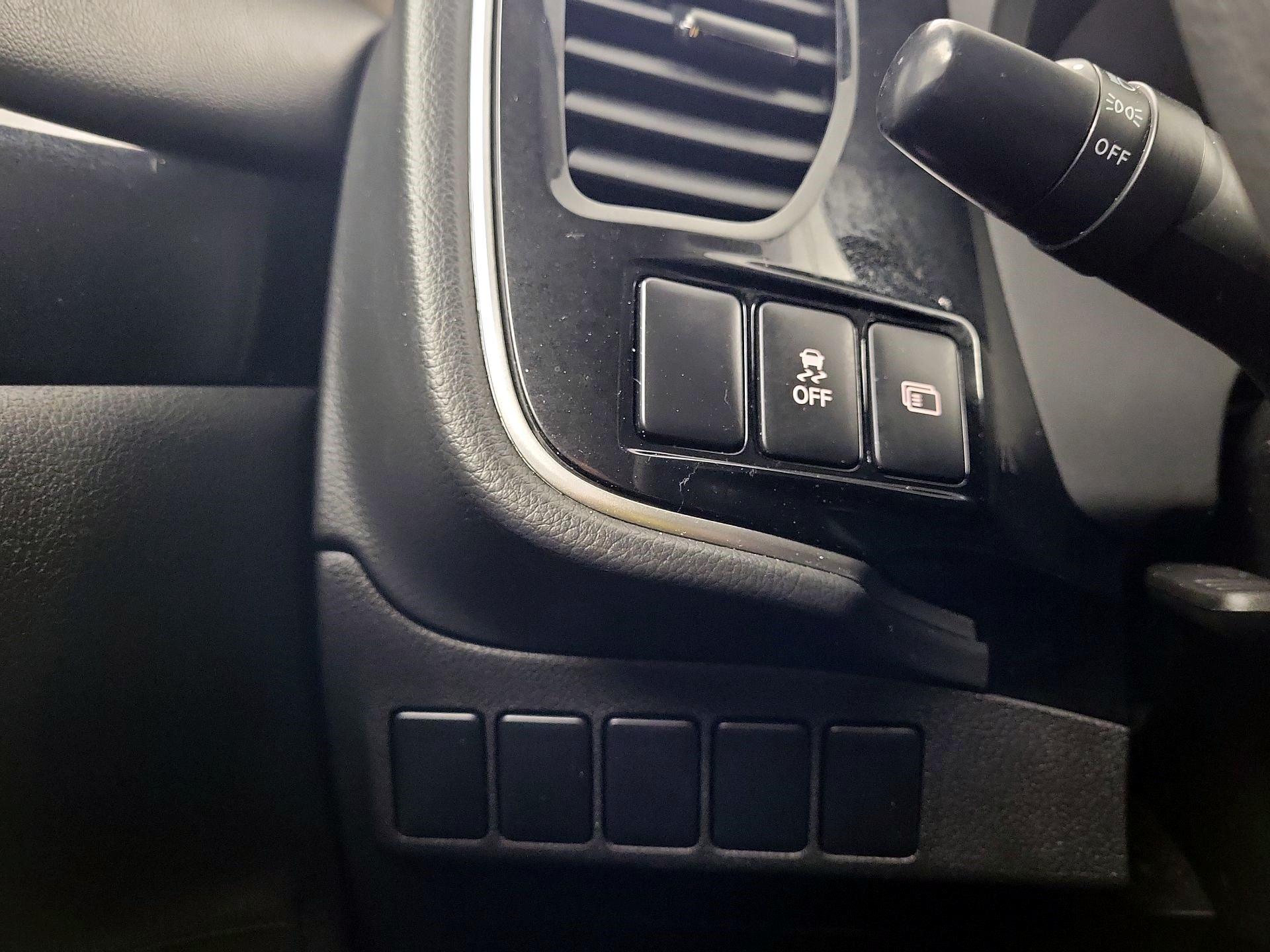 Thumbnail: 2019 Mitsubishi Outlander - 11