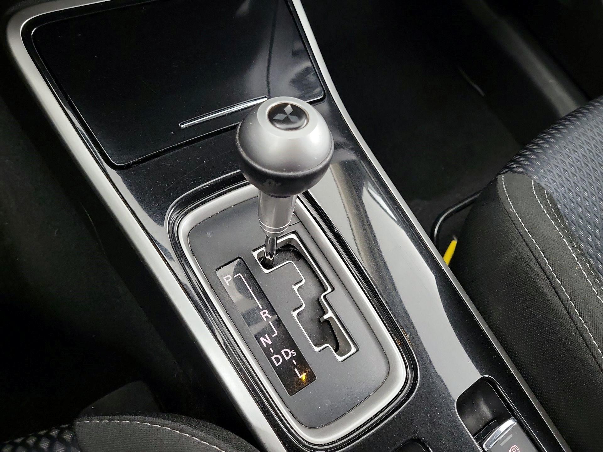 Thumbnail: 2019 Mitsubishi Outlander - 15