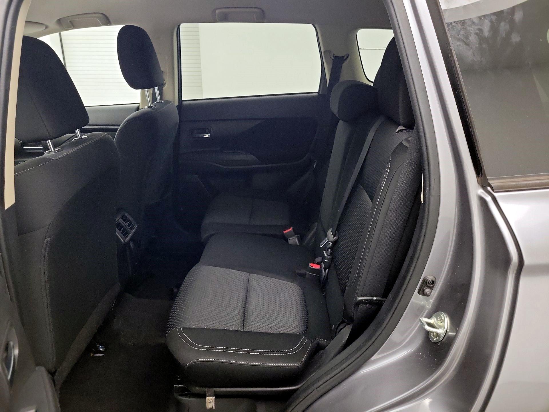Thumbnail: 2019 Mitsubishi Outlander - 17