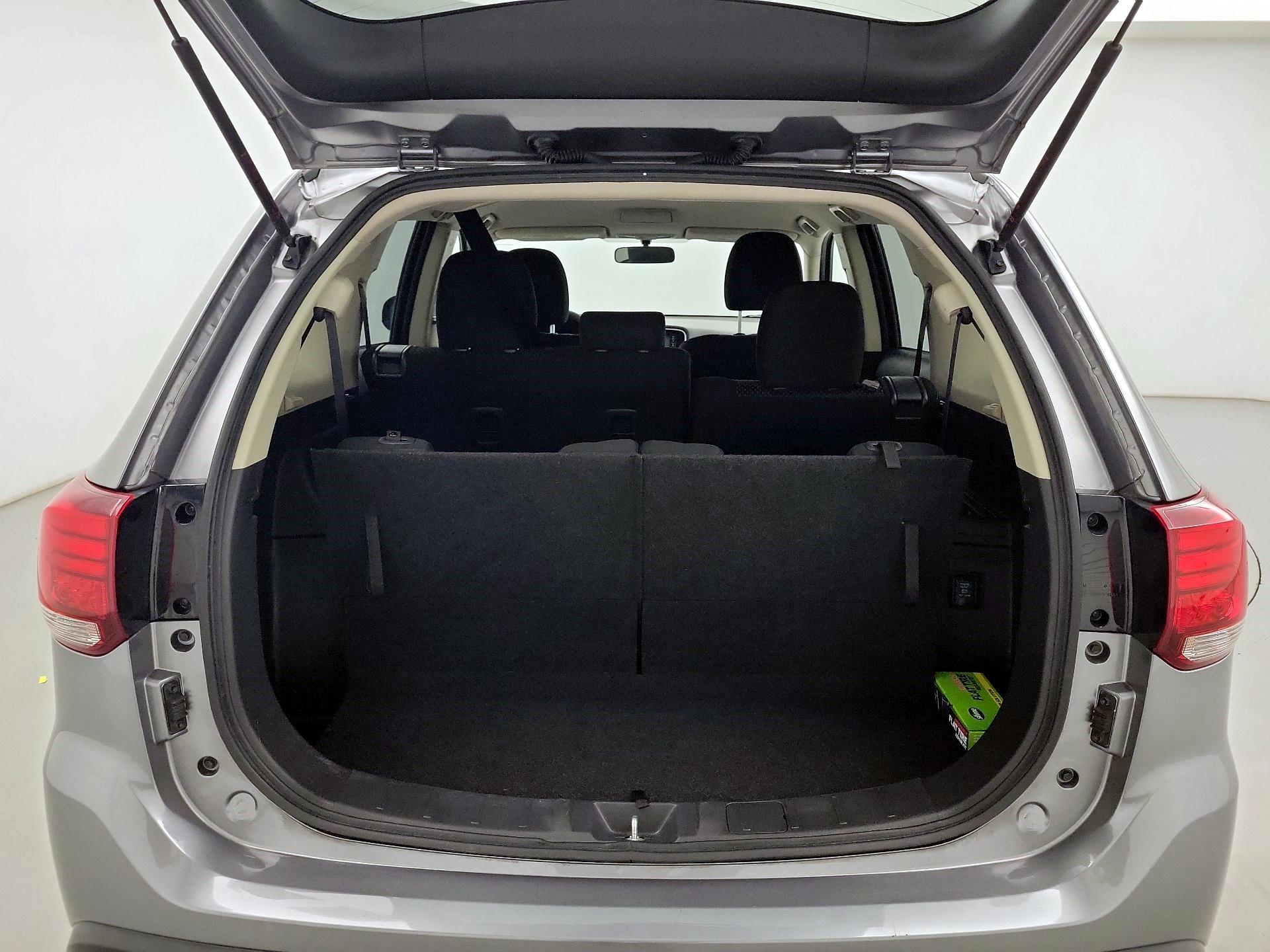Thumbnail: 2019 Mitsubishi Outlander - 18