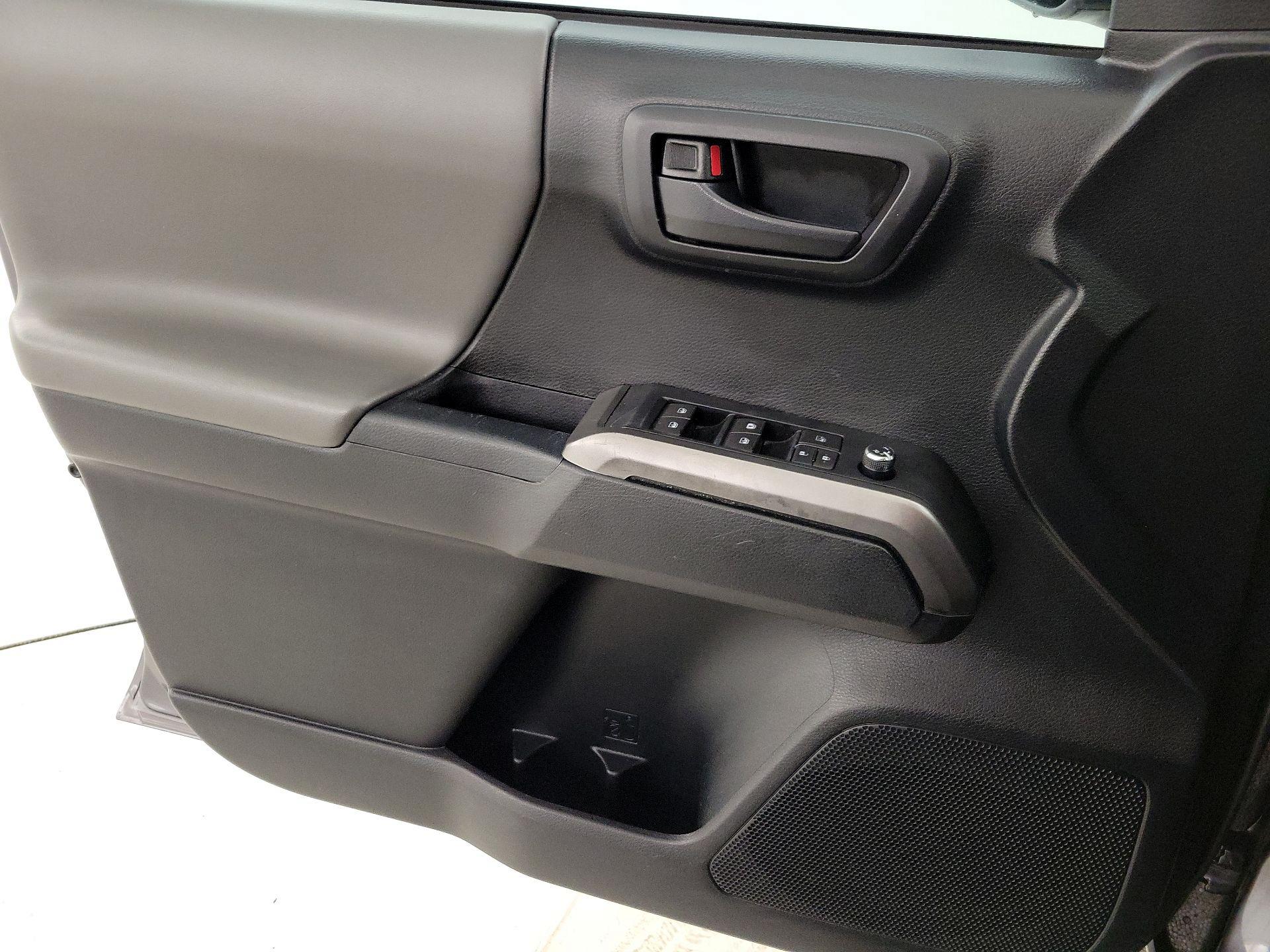 Thumbnail: 2016 Toyota Tacoma - 12