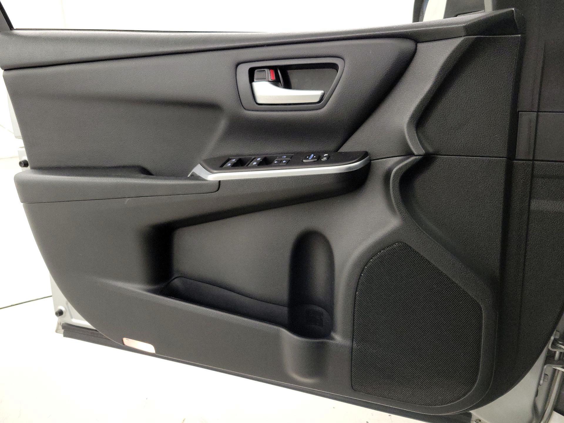 Thumbnail: 2017 Toyota Camry - 12