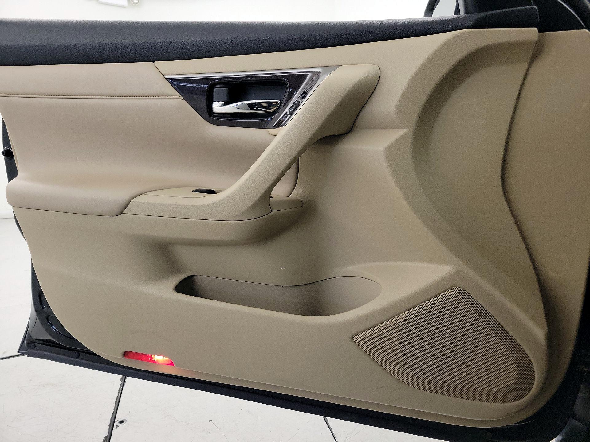 Thumbnail: 2015 Nissan Altima - 12