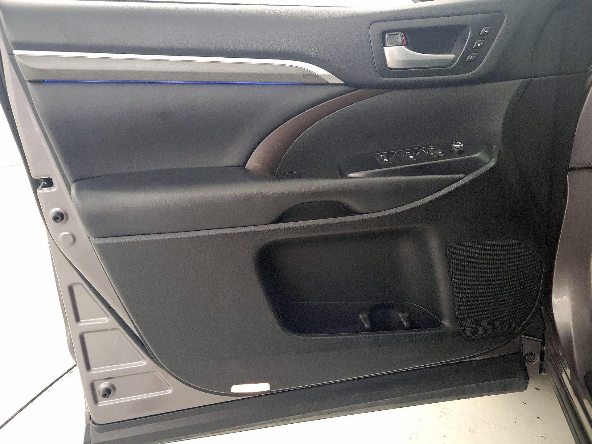 Thumbnail: 2017 Toyota Highlander - 12