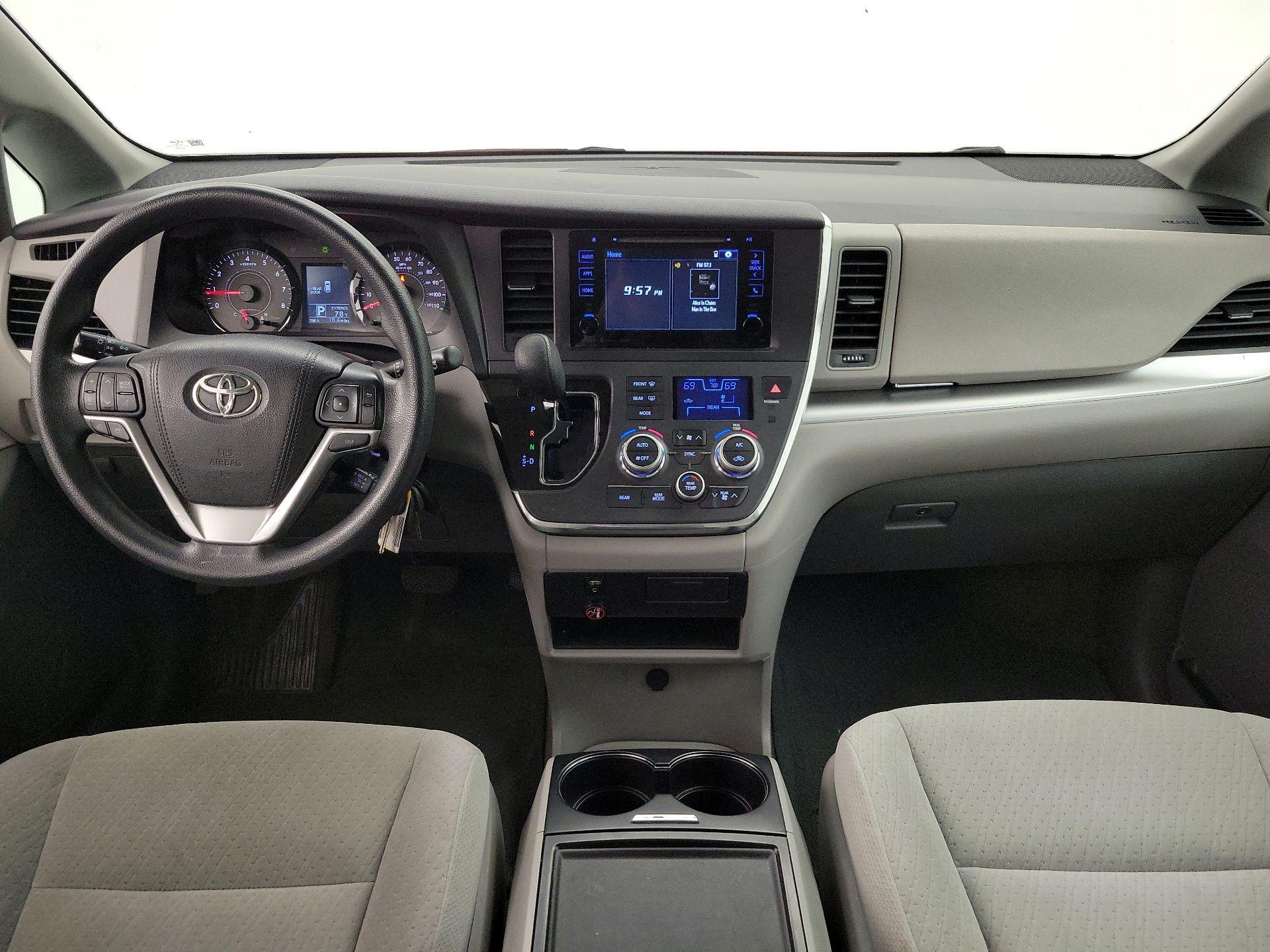 Thumbnail: 2016 Toyota Sienna - 9